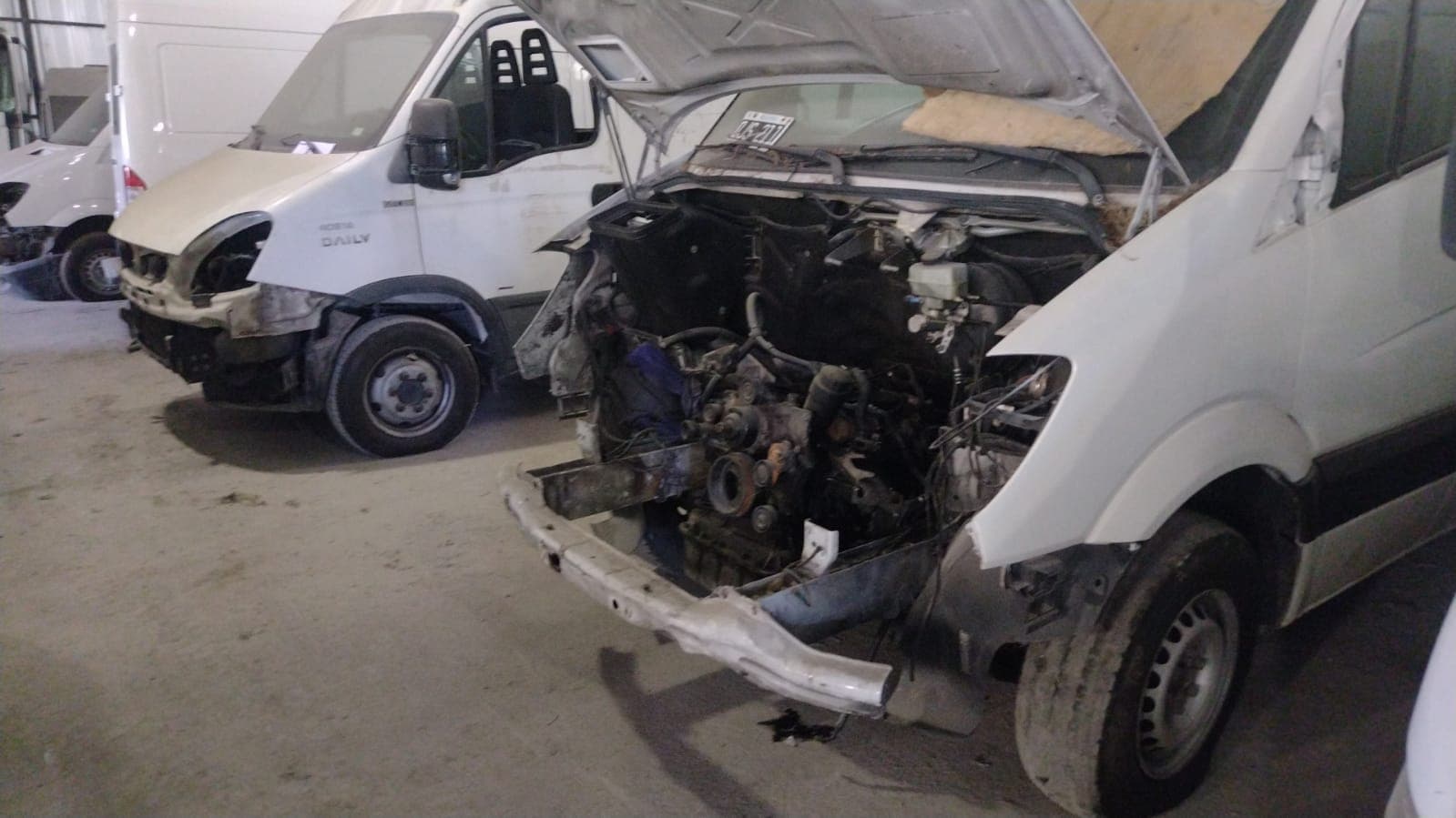 UNA CAMIONETA USADA SIN FUNCIONAR, MARCA MERCEDES BENZ, MODELO SPRINTER 415 CDI-F 3665 TE V1, MOTOR NRO. 651955W0034427, SIN TAPA DE CILINDROS, CHASIS NRO. 8AC906633EE096615, TIPO FURGON, MODELO AÑO 2014. POSEE: SERVO FRENO, TABLERO DE INSTRUMENTOS, CALEFACTOR, ALZA CRISTALES ELECTRICOS,UNA PUERTA LATERAL CORREDIZA, DOS PUERTAS BATIENTES TRASERAS, DIFERENCIAL, DIRECCION ROTA E INCOMPLETA. Y CUATRO RUEDAS ARMADAS CON CUBIERTAS DE MOVIMIENTO. CON DETERIOROS GENERALES, AVERIAS, DESARMES E INCOMPLETA. SIN FRENTE, DOMINIO OJS211. DIESEL.-