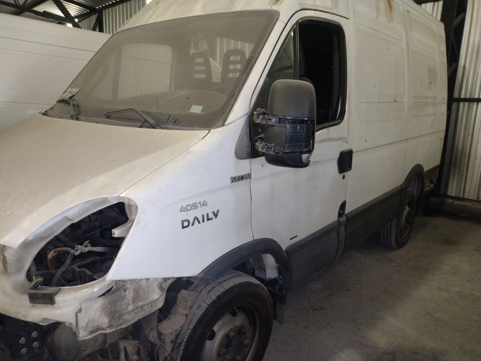 UNA CAMIONETA, USADA, SIN FUNCIONAR, MARCA IVECO, MODELO DAILY 40S14 PASO 3000, MOTOR NRO. 7059696, CHASIS NRO. 93ZK38A01A8410809, MODELO AÑO 2009, TIPO FURGON. POSEE: SISTEMA DE INYECCION, ALTERNADOR, MOTOR DE ARRANQUE, RADIADOR, SERVO FRENO, TABLERO DE INSTRUMENTOS, CALEFACTOR INCOMPLETO, UNA PUERTA LATERAL CORREDIZA SIN VIDRIO, DOS PUERTAS TRASERAS BATIENTES. CAJA DE VELOCIDADES, DIFERENCIA, DIRECCION Y CUATRO RUEDAS ARMADAS CON CUBIERTAS DE MOVIMIENTO. CON DETERIOROS GENERALES, AVERIAS, DESARMES E INCOMPLETO. DOMINIO IMM062. DIESEL.-