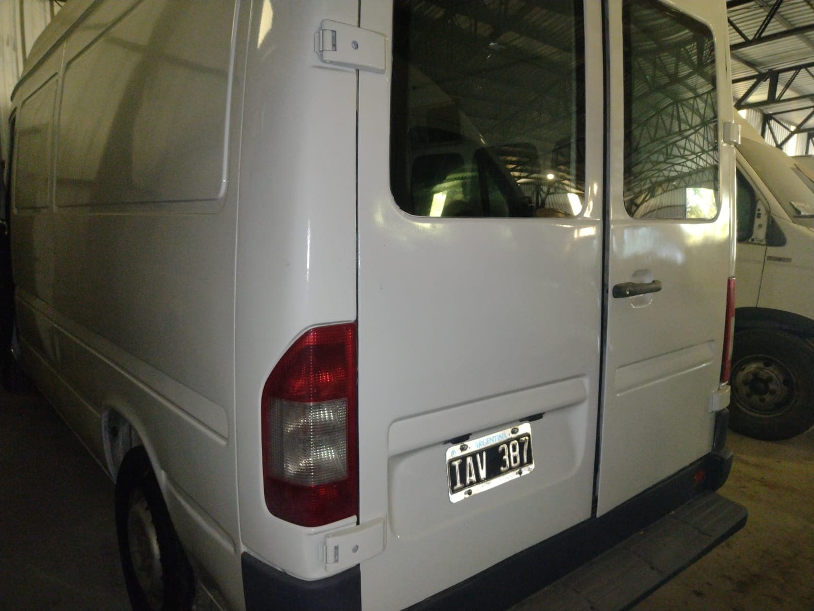 UNA CAMIONETA USADA SIN FUNCIONAR, MARCA MERCEDES BENZ, MODELO SPRINTER 313CDI/F 3550, MOTOR NRO. 611-981-70-097665, CHASIS NRO. 8AC9036629E018546, TIPO FURGON, MODELO AÑO 2009. POSEE: BOMBA INYECTORA, RADIADOR, SERVO FRENO, TABLERO DE INSTRUMENTOS, CALEFACTOR, RADIO CON CD, ALZA CRISTALES ELECTRICOS, UNA PUERTA LATERAL CORREDIZA, DOS PUERTAS BATIENTES TRASERAS, DIFERENCIAL, CARDAN DESMONTADO, DIRECCION Y CUATRO RUEDAS ARMADAS CON CUBIERTAS DE MOVIMIENTO. CON DETERIOROS GENERALES, AVERIAS, DESARMES E INCOMPLETA. DOMINIO IAV387. DIESEL.-