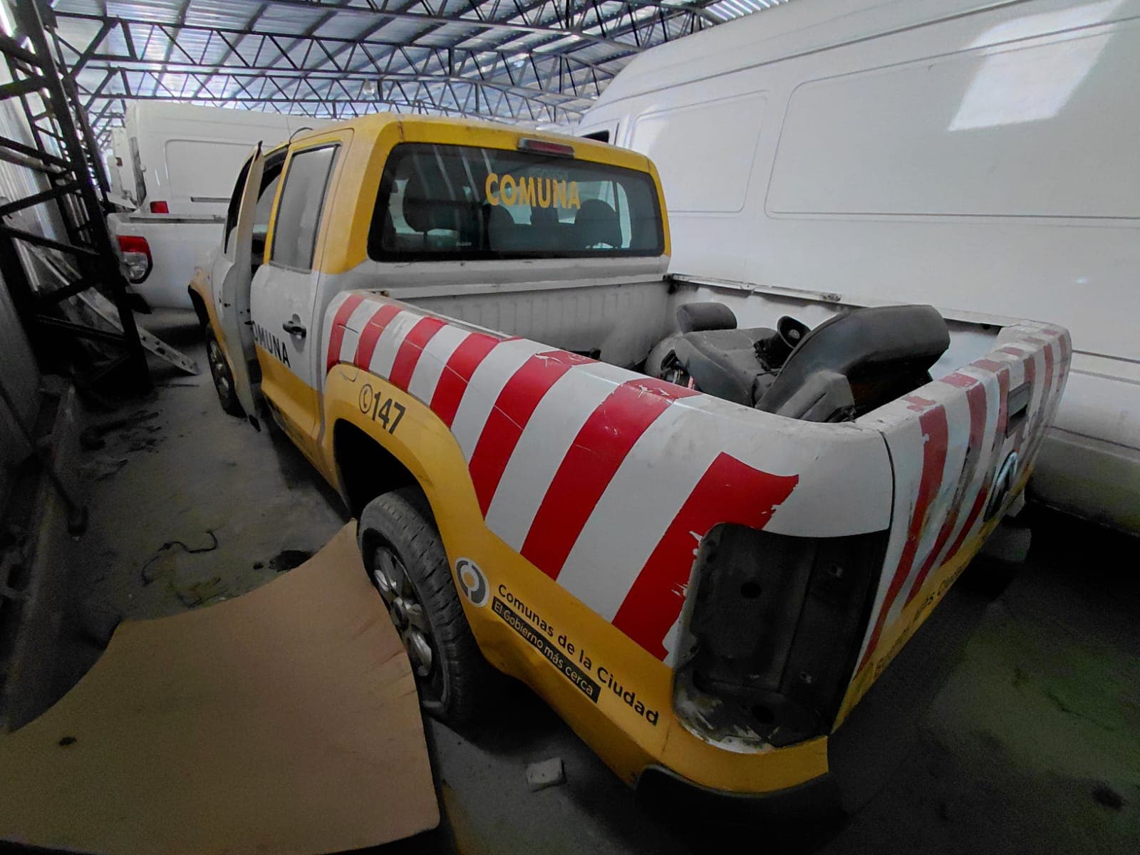 UNA CAMIONETA, USADA, SIN FUNCIONAR, MARCA VOLKSWAGEN, MODELO AMAROK 2.0D TDI 4X2 ST, BLOCK DE MOTOR DESMONTAO NRO. CDC 025836, CHASIS NRO. 8AWDB42H8BA022159, MODELO AÑO 2010, TIPO PICK UP DOBLE CABINA (SEGUN TITULO DE PROPIEDAD TIPO PICK UP). POSEE: DIFERENCIAL, COLUMNA DE DIRECCION Y CUATRO RUEDAS ARMADAS CON CUBIERTAS DE MOVIMIENTO. CON DETERIOROS GENERALES, AVERIAS DE CHOQUE, DESARMES Y MUY INCOMPLETA.- DOMINIO JLU902.-