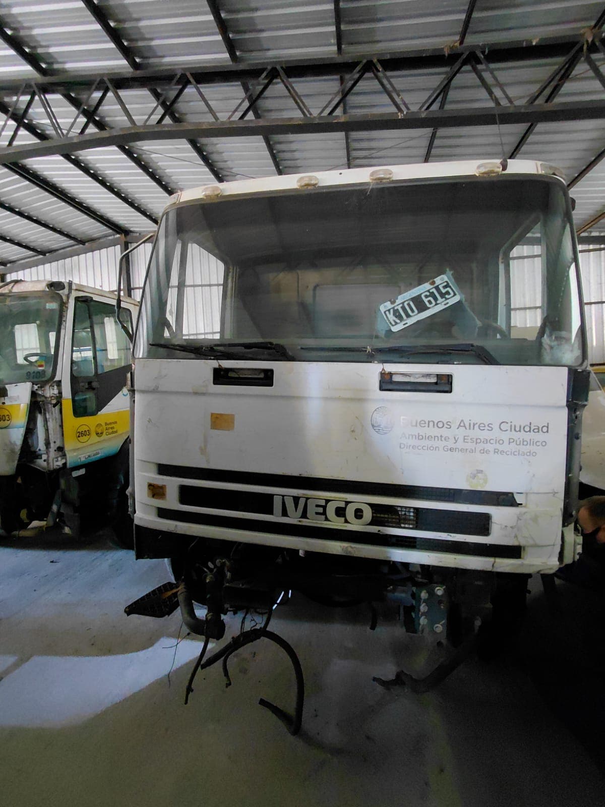 UN CHASIS DE CAMION CON CABINA, USADO SIN FUNCIONAR, MARCA IVECO, MODELO 170E 22, MOTOR NRO F4AE0651D*6071057* SIN TAPA DE CILINDROS, CHASIS NRO. 8ATA1NFH0CX079753, MODELO AÑO 2011, TIPO CHASIS CON CABINA. POSEE: TABLERO DE INSTRUMENTOS, DIFERENCIAL, DIRECCION ROTA E INCOMPLETA Y CUATRO RUEDAS ARMADAS CON CUBIERTAS DE MOVIMIENTO. CON DETERIOROS GENERLES, AVERIAS, DESARMES Y MUY INCOMPLETO. DOMINIO KTO615. DIESEL.-