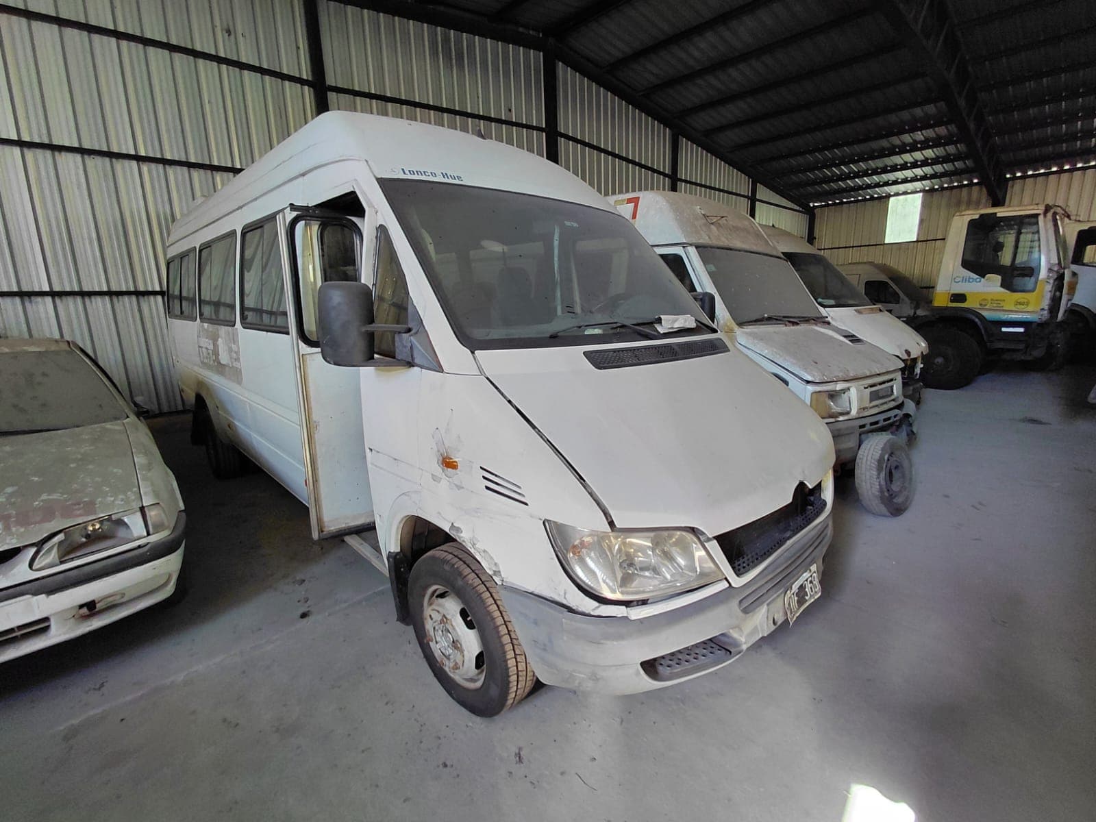 UNA CAMIONETA USADA, SIN FUNCIONAR, MARCA MERCEDES BENZ, MODELO SPRINTER 413 CDI/C 4025, MOTOR NRO. 611.981-70-019281, CHASIS NRO. 8AC9046635A919837, MODELO AÑO 2004, TIPO MINIBUS. POSEE: BOMBA INYECTORA, ALTERNADOR, MOTOR DE ARRANQUE, RADIADOR, SERVO FRENO, TABLERO DE INSTRUMENTOS, CALEFACTOR INCOMPLETO, EQUIPO DE AIRE ACONDICIONADO INCOMPLETO, UNA PUERTA LATERAL CORREDIZA, DOS PUERTAS TRASERAS BATIENTES, CAPACIDAD 19 +1, CAJA DE VELOCIDADES, DIFERENCIAL, DIRECCION INCOMPLETA Y SEIS RUEDAS ARMADAS CON CUBIERTAS DE OVIMIENTO. CON DETERIOROS GENERALES. AVERIAS DE CHOQUES E INCOMPLETO. DOMINIO EQF368. DIESEL.