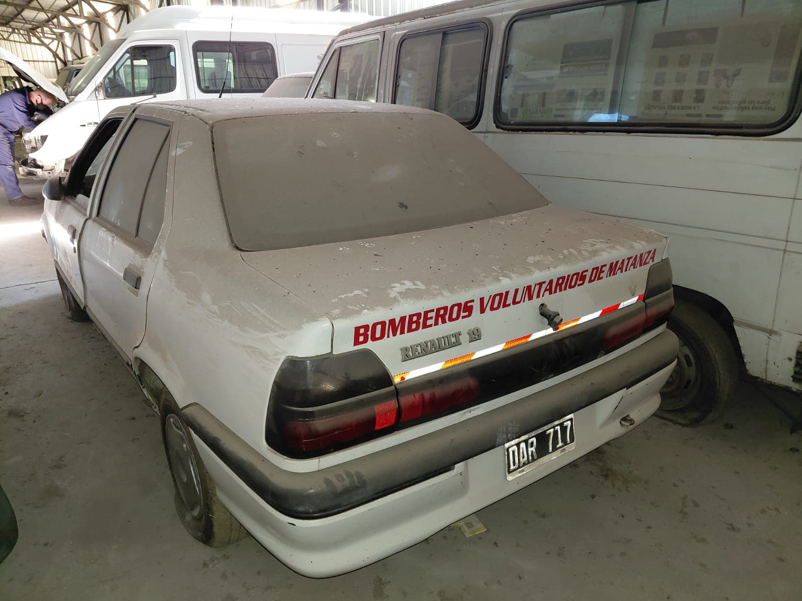 UN AUTOMOVIL, USADO SIN FUNCIONAR, MARCA RENAULT, MODELO 19, MOTOR NRO. F8QA756C020688 SIN TAPA DE CILINDROS, CHASIS NRO. 8A1L534LZYL080297, TIPO SEDAN CUATRO PUERTAS, MODELO AÑO APROX. 1999. POSEE: ALTERNADOR, MOTOR DE ARRANQUE, RADIADOR, SERVO FRENO, TABLERO DE INSTRUMENTOS, CAJA DE VELOCIDADES, DIFERENCIAL, DIRECCION Y CUATRO RUEDAS ARMADAS CON CUBIERTAS DE MOVIMIENTO. CON DETERIOROS GENERALES, AVERIAS, DESARMES E INCOMPLETO. DOMINIO DAR717. NAFTERO.-