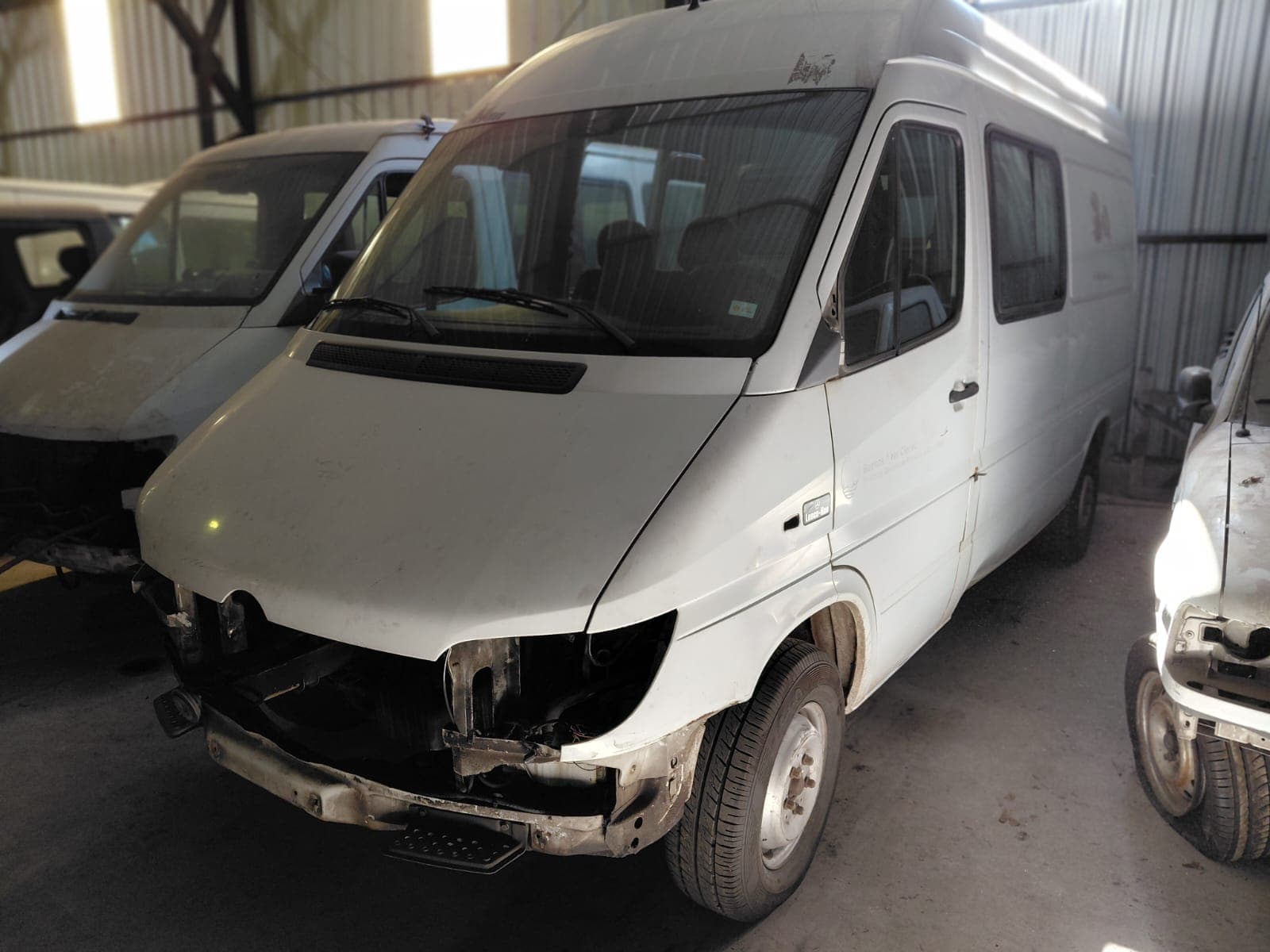 UNA CAMIONETA, USADA, SIN FUNCIONAR, MARCA MERCEDES BENZ, MODELO SPRINTER 312D F3000, MOTOR NRO. 63299810555403, CHASIS NRO. 8AC6903301A548395, TIPO FURGON, MODELO AÑO 2001. POSEE: RADIADOR DESMONTADO, TABLERO DE INSTRUMENTOS ROTO, CALEFACTOR INCOMPLETO, UNA PUERTA LATERAL CORREDIZA, DOS PUERTAS TRASERAS BATIENTES, CAJA DE VELOCIDADES, DIFERENCIAL, DIRECCION INCOMPLETA Y CUATRO RUEDAS ARMADAS CON CUBIERTAS DE MOVIMINETO. CON DETERIOROS GENERALES, AVERIAS, DESARMES E INCOMPLETO.- DOMINIO DST929. DIESEL.