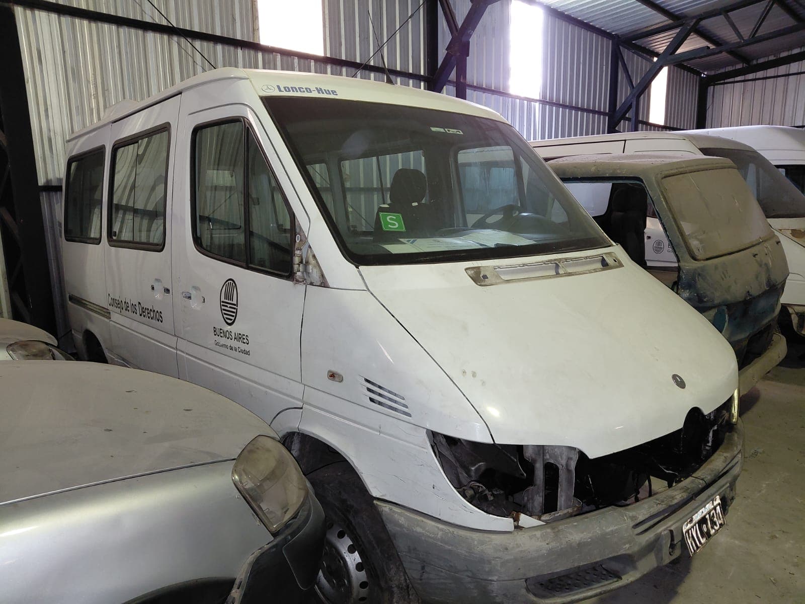 UN CAMIONETA USADA, SIN FUNCIONAR, MARCA MERCEDES BENZ, MODELO SPRINTER 313 CDI/C 3000, BLOCK DE MOTOR NRO. 611.981.70.096906, CHASIS NRO. 8AC9036719E019049, TIPO MINIBUS, MODELO AÑO 2009.POSEE: SERVO FRENO, TABLERO DE INSTRUMENTOS, 1 PUERTA LATERAL CORREDIZA, 2 PUERTAS TRASERAS BATIENTES, RADIO CON CD, DIFERENCIAL, Y CUATRO RUEDAS ARMADAS CON CUBIERTAS DE MOVIMIENTO. CON DETERIOROS GENERALES, AVERIAS DE CHOQUE, DESARMES E INCOMPLETA. DOMINIO HYL134. DIESEL.