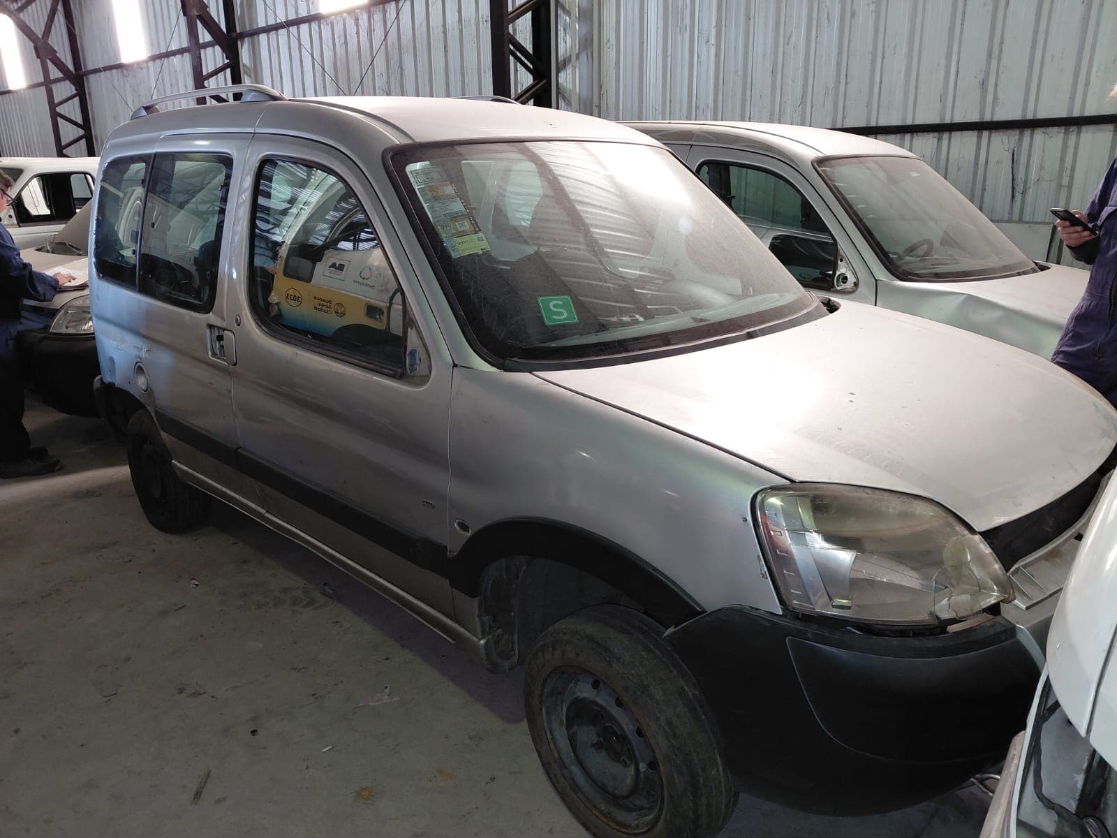 UNA CAMIONETA USADA SIN FUNCIONAR, MARCA CITROEN, MODELO BERLINGO MULTISPACE 110 XTR, BLOCK DE MOTOR DESMONTADO NRO. 10DBWH0014607, CHASIS NRO. 8BCGJN6ACFG510258, TIPO SEDAN 5 PUERTAS, MODELO AÑO 2014.POSEE; SERVO FRENO INCOMPLETO, TABLERO DE INSTRUMENTOS ROTO E INCOMPLETO, 1 PUERTA LATERAL CORREDIZA, DOS PUERTAS TRASERAS BATIENTES, COLUMNA DE DIRECCION Y CUATRO RUEDAS ARMADAS CON CUBIERTAS DE MOVIEMIENTO. CON DETERIOROS GENERALES, AVERIAS DE CHOQUE, DESARME E INCOMPLETO DOMINIO OLX328. DIESEL.-