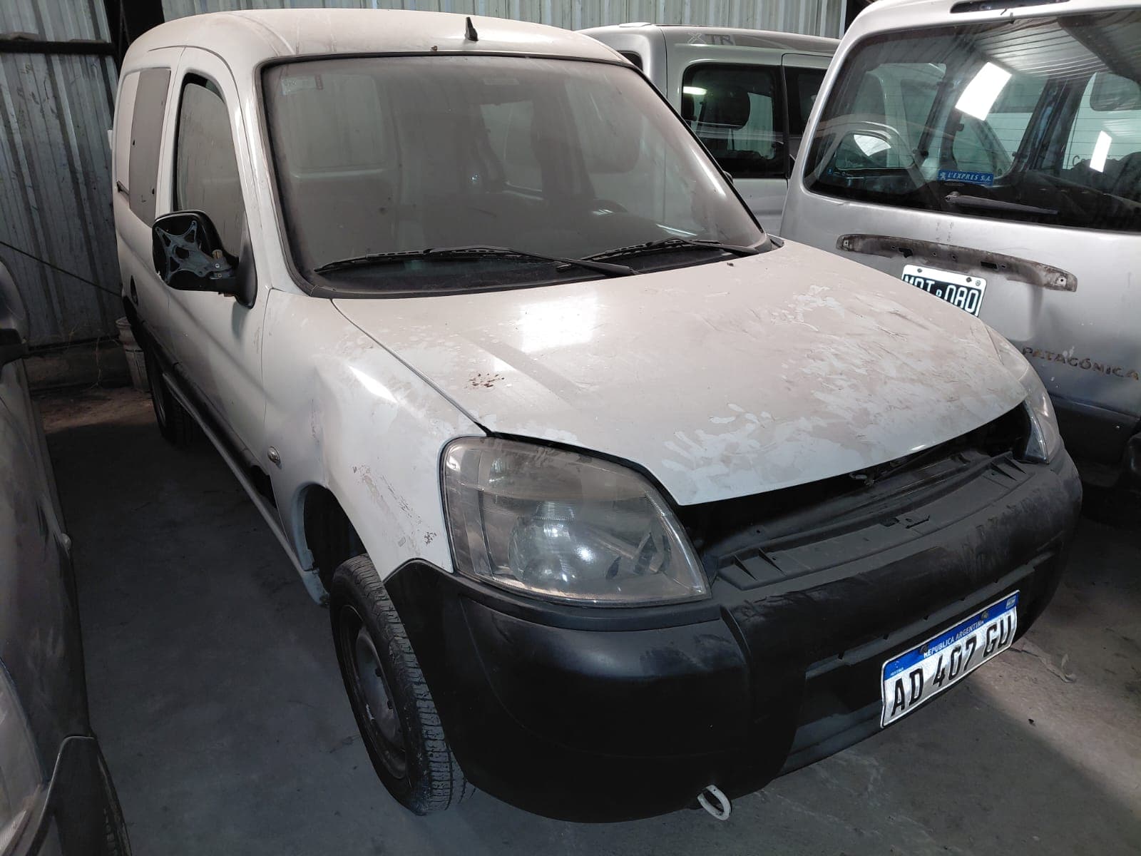 UNA CAMIONETA USADA SIN FUNCIONAR, MARCA CITROEN, MODELO BERLINGO FURGON HDI92 BUSSINES MIXTO, BLOCK DE MOTOR DESMONTADO NRO. 10JBGR0015913, CHASIS NRO. 8BCGR9HPAKG513547, TIPO FURGON, MODELO AÑO 2014. POSEE; SERVO FRENO INCOMPLETO, 1 PUERTA LATERAL CORREDIZA, DOS PUERTAS TRASERAS BATIENTES, Y CUATRO RUEDAS ARMADAS CON CUBIERTAS DE MOVIMIENTO CON DETERIOROS GENERALES, AVERIAS DE CHOQUE, DESARMES E INCOMPLETO. DOMINIO AD407GU. DIESEL