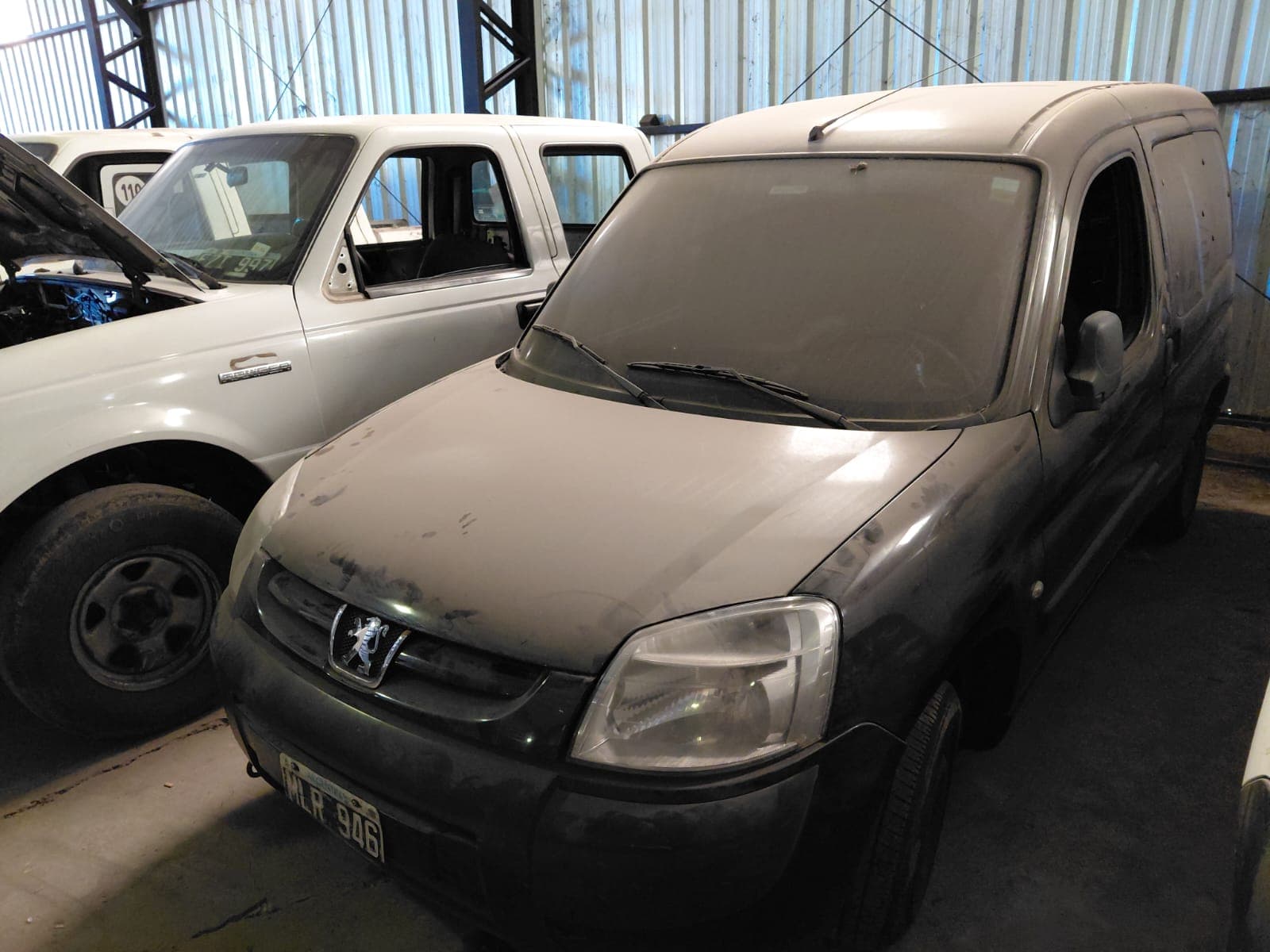 UNA CAMIONETA USADA, SIN FUNCIONAR, MARCA PEUGEOT, MODELO PARTNER PATAGONICA 1.4, MOTOR NRO. 10DBSW0017899 SIN TAPA DE CILINDROS, CHASIS NRO. 8ADGJKFSCDG539289, TIPO SEDAN 5 PTAS, MODELO AÑO 2012.POSEE: RADIADOR DESMONTADO, SERVO FRENO, DOS PUERTA LATERALES CORREDIZAS, UN PORTON TRASERO LEVADIZO, DIFERENCIAL, COLUMNA DE DIRECCION Y CUATRO RUEDAS ARMADAS CON CUBIERTAS DE MOVIMIENTO. CON DETERIOROS GENERALES, AVERIAS DE CHOQUE, DESARMES E INCOMPLETO. DOMINIO MRL946. DIESEL.