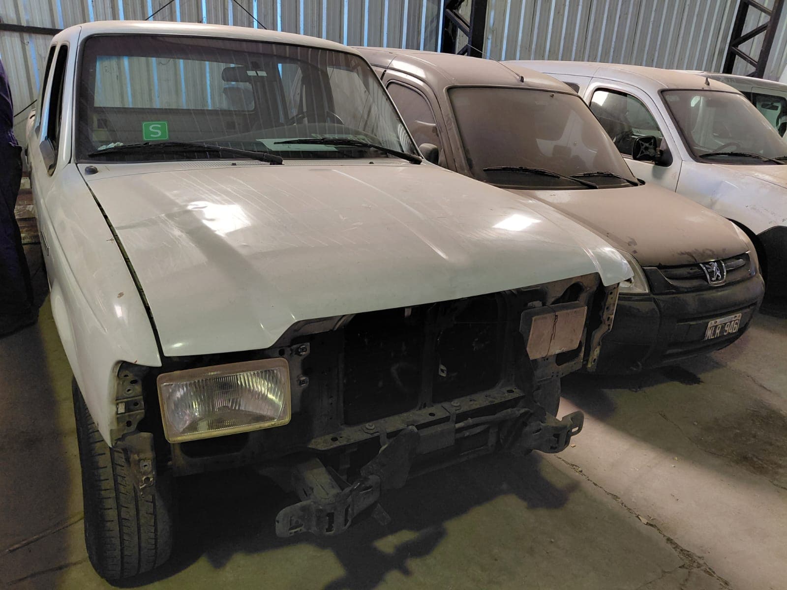 UNA CAMIONETA USADA, SIN FUNCIONAR, MARCA FORD, MODELO RANGER DC 4X2 XL PLUS 3.0 L D, MOTOR NRO. C34215165 SIN TAPA DE CILINDROS, CHASIS NRO. 8AFDR12P27J027558, MODELO AÑO 2006, TIPO PICK UP DOBLE CABINA (SEGUN TITULO DE PROPIEDAD TIPO PICK UP). POSEE: RADIADOR ROTO, SERVO FRENO ROTO, CALEFACTOR INCOMPLETO, CAJA DE VELOCIDADES, DIFERENCIAL, DIRECCION Y CUATRO RUEDAS ARMADAS CON CUBIERTAS DE MOVIMIENTO. SIN PORTON TRASERO, INTERIOR SIN ASIENTOS. CON DETERIOROS GENERALES, AVERIAS, DESRMES E INCOMPLETO. DOMINIO FZI997.- DIESEL.
