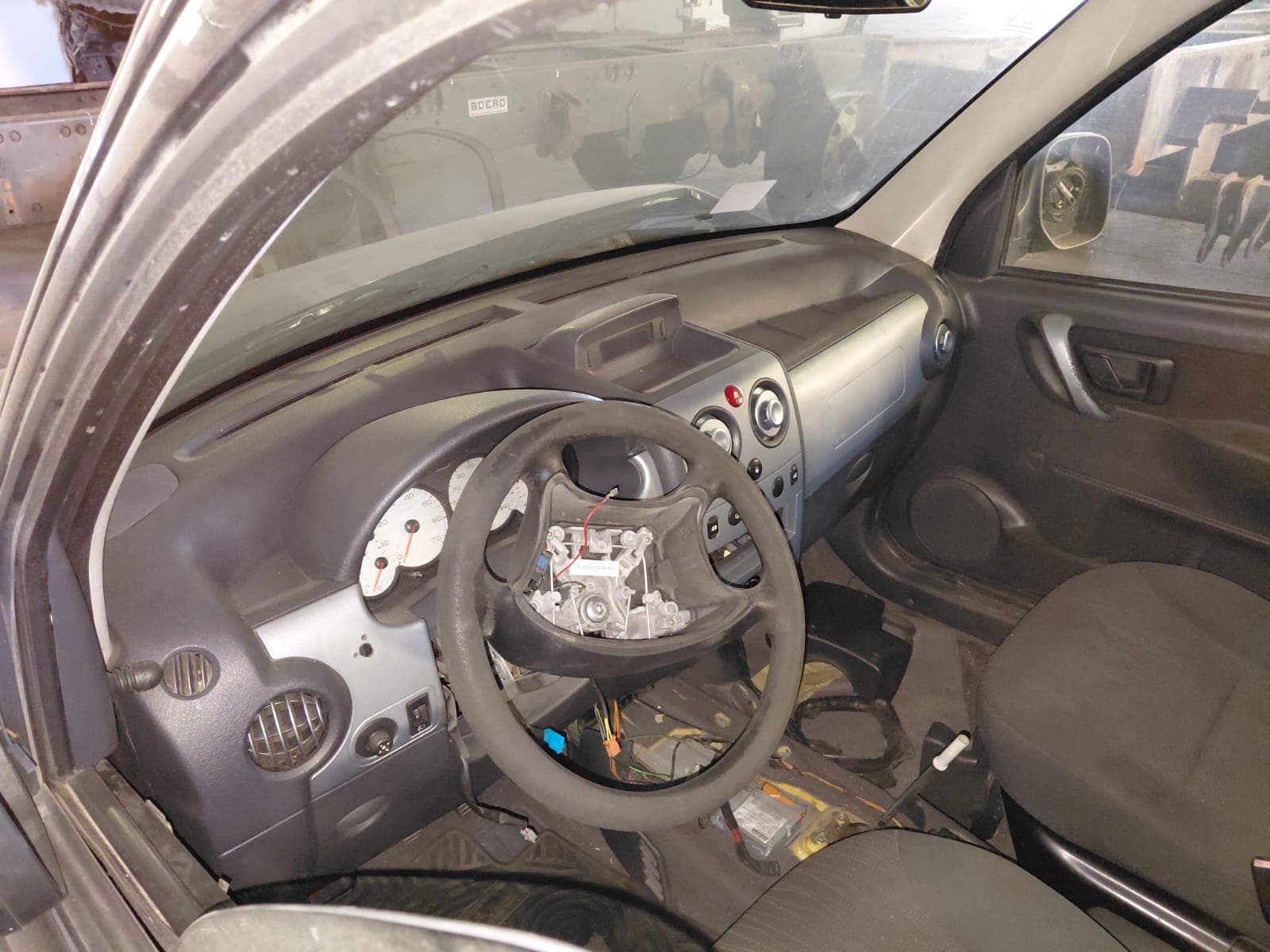 UNA CAMIONETA USADA, SIN FUNCIONAR, MARCA CITROEN , MODELO BERLINGO MULTISPACE 1.6 HDI, MOTOR NRO 10JBED3001532, CHASIS NRO 8BCGJ9HJCCG532814, TIPO SEDAN 5 PUERTAS, MODELO AÑO 2012.POSEE: BOMBA INYECTORA, ALTERNADOR, MOTOR DE ARRANQUE, RADIADOR, SERVO FRENO, TBLERO DE INSTRUMENTOS, CALEFACTOR INCOMPLETO, EQUIPO DE AIRE ACONDICIONADO, , 2 PUERTAS LATERALES CORREDIZAS, UN PORTON TRASERO BATIENTE, CAJA DE VELOCIDADES, DIFERENCIAL, DIRECION Y CUATRO RUEDAS ARMADAS CON CUBIERTAS DE MOVIMIENTO. CON DETERIOROS GENERALES, AVERIAS DE CHOQUE, DESARMES E INCOMPLETA. DOMINIO KZM825. DIESEL.