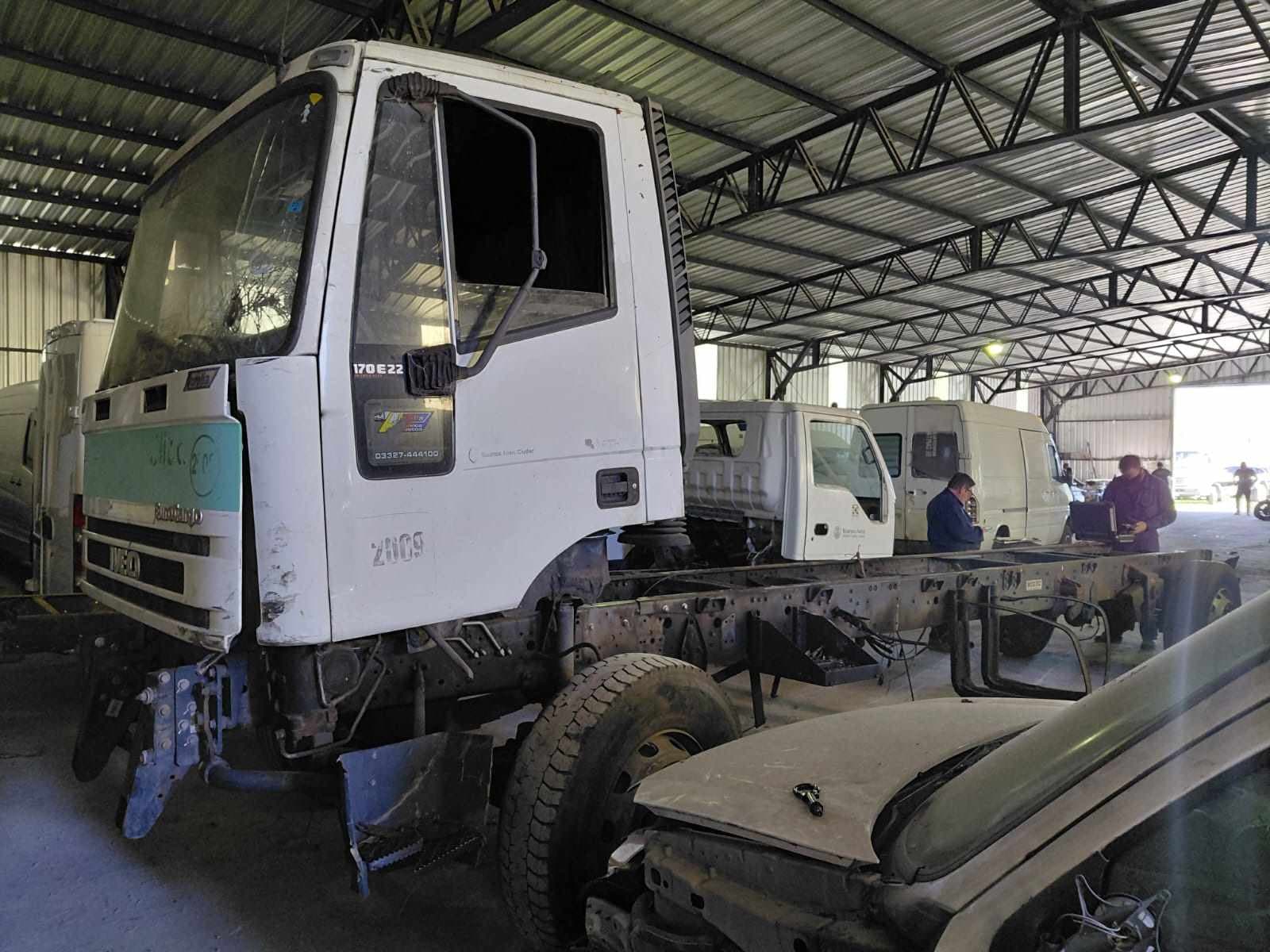 UN CHASIS DE CAMION CON CABINA USADO, SIN FUNCIONAR, MARCA IVECO MODELO 170E 22 RSU, BLOCK DE MOTOR NRO RPA602647, CHASIS NRO 8ATA1NFH0DX084615, MODELO AÑO 2013, TIPO CHASIS CON CABINA POSEE: COLUMNA DE DIRECCION, PARABRISAS ROTO Y CUATRO RUEDAS ARMADAS CON CUBIERTAS DE MOVIMIENTO. CON DETERIOROS GENERALES, AVERIAS, DESARMES Y MUY INCOMPLETO. DOMINIO MRT776. DIESEL.