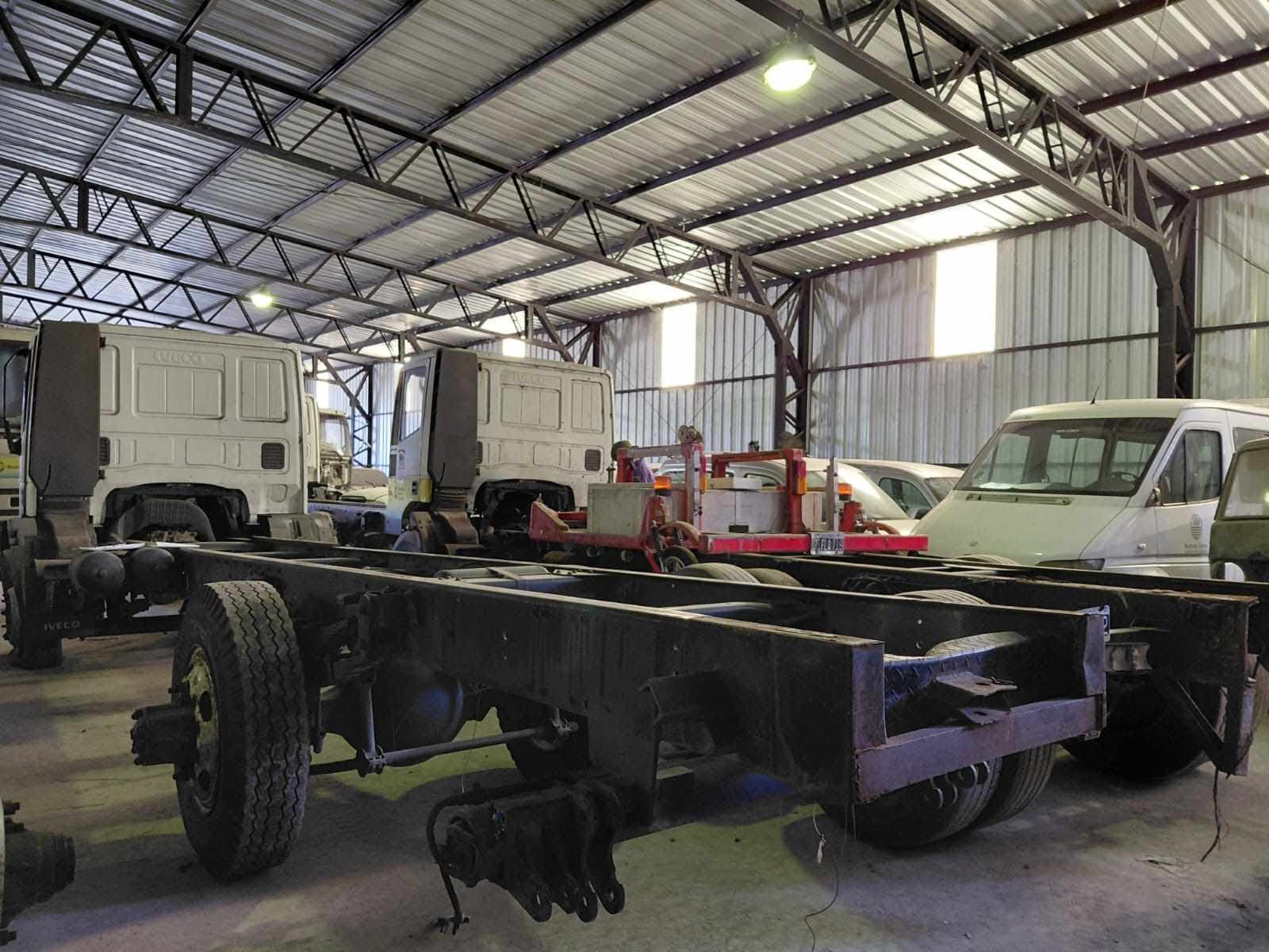 UN CHASIS DE CAMION CON CABINA USADO, SIN FUNCIONAR, MARCA IVECO MODELO 170E 22, BLOCK DE MOTOR NRO. F4AE0681D*6073806, CHASIS NRO. 8ATA1NFH0CX081100, MODELO AÑO 2011, TIPO CHASIS CON CABINA POSEE: TABLERO DE INTRUMENTOS, DIFERENCIAL (SIN CARDAN), COLUMNA DE DIRECCION, Y CUATRO RUEDAS ARMADAS CON CUBIERTAS DE MOVIMIENTO. CON DETERIOROS GENERALES, AVERIAS, DESARMES Y MUY INCOMPLETO. DOMINIO KTO605. DIESEL