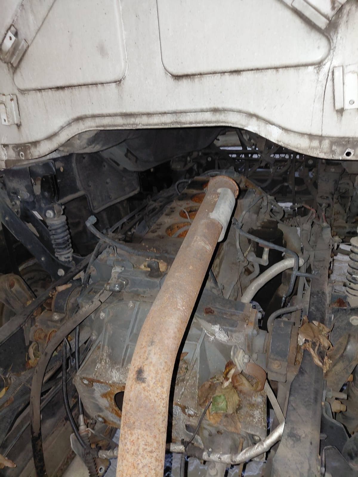 UN CHASIS DE CAMION CON CABINA USADO, SIN FUNCIONAR, MARCA FORD, MODELO CARGO 1517, BLOCK DE MOTOR NRO. 36401211, CHASIS NRO.9BFXEAFU1DBS24040, MODELO AÑO 2013, TIPO CHASIS CON CABINA. POSEE: DIFERENCIAL (CAÑONERA), COLUMNA DE DIRECCION, PARABRISAS ROTO Y CINCO RUEDAS ARMADAS CON CUBIERTAS DE MOVIMIENTO. CON DETERIOROS GENERALES, AVERIAS, DESARMES Y MUY INCOMPLETO. DOMINIO MFN777. DIESEL
