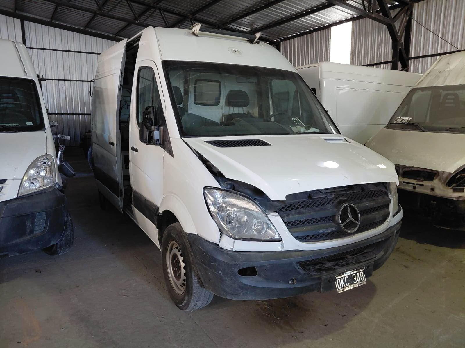 UNA CAMIONETA USADA SIN FUNCIONAR, MARCA MERCEDES BENZ, MODELO SPRINTER 415 CDI-F 3665 TEV1, MOTOR NRO. 651955W0034777, CHASIS NRO. 8AC906633EE097043, TIPO FURGON, MODELO AÑO 2014. POSEE: ALTERNADOR, MOTOR DE ARRANQUE, RADIADOR, SERVO FRENO, TABLERO DE INSTRUMENTOS, CALEFACTOR, UNA PUERTA LATERAL CORREDIZA, DOS PUERTAS BATIENTES TRASERAS, CAJA DE VEOCIDADES, DIFERENCIAL, DIRECCION Y CUATRO RUEDAS ARMADAS CON CUBIERTAS DE MOVIMIENTO. CON DETERIOROS GENERALES, AVERIAS, DESARMES E INCOMPLETA. DOMINIO OCK348. DIESEL