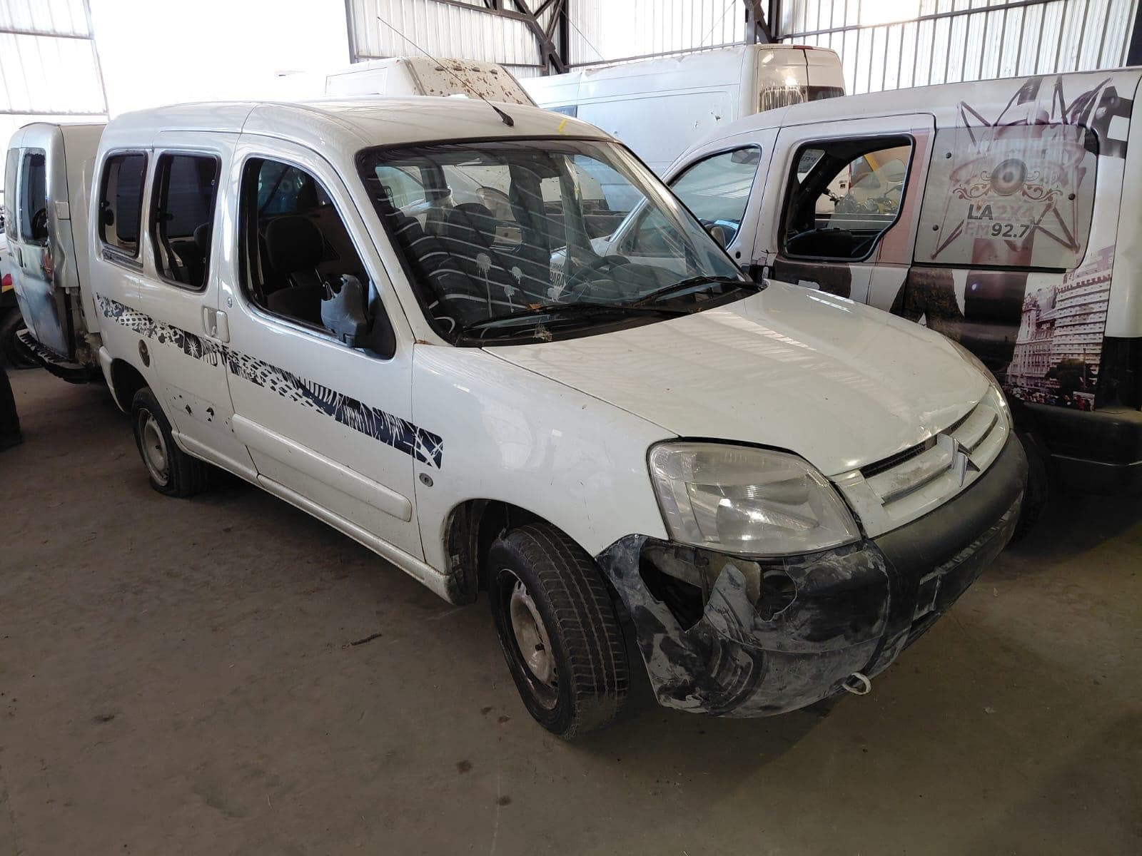UNA CAMIONETA USADA SIN FUNCIONAR, MARCA CITROEN, MODELO BERLINGO MULTISPACE 1.6I HDI SX PACK AM5, MOTOR NRO. 10JBED0007670 (SIN TAPA DE VALVULAS ), CHASIS NRO. 8BCGJ9HJCDG512572, TIPO SEDAN 5 PTAS, MODELO AÑO 2012. POSEE: RADIADOR, SERVO FRENO, DOS PUERTAS LATERAL CORREDIZA, UN PORTON TRASERO LEVADIZO, TABLERO DE INSTRUMENTOS (ROTO), CAJA DE VELOCIDADES (INCOMPLETA), DIFERENCIAL, DIRECION (INCOMPLETA), SIN VIDRIOS LATERALES Y CUATRO RUEDAS ARMADAS CON CUBIERTAS DE MOVIMIENTO CON DETERIOROS GENERALES, AVERIAS, DE CHOQUE DESARME E INCOMPLETO DOMINIO LQX686. DIESEL