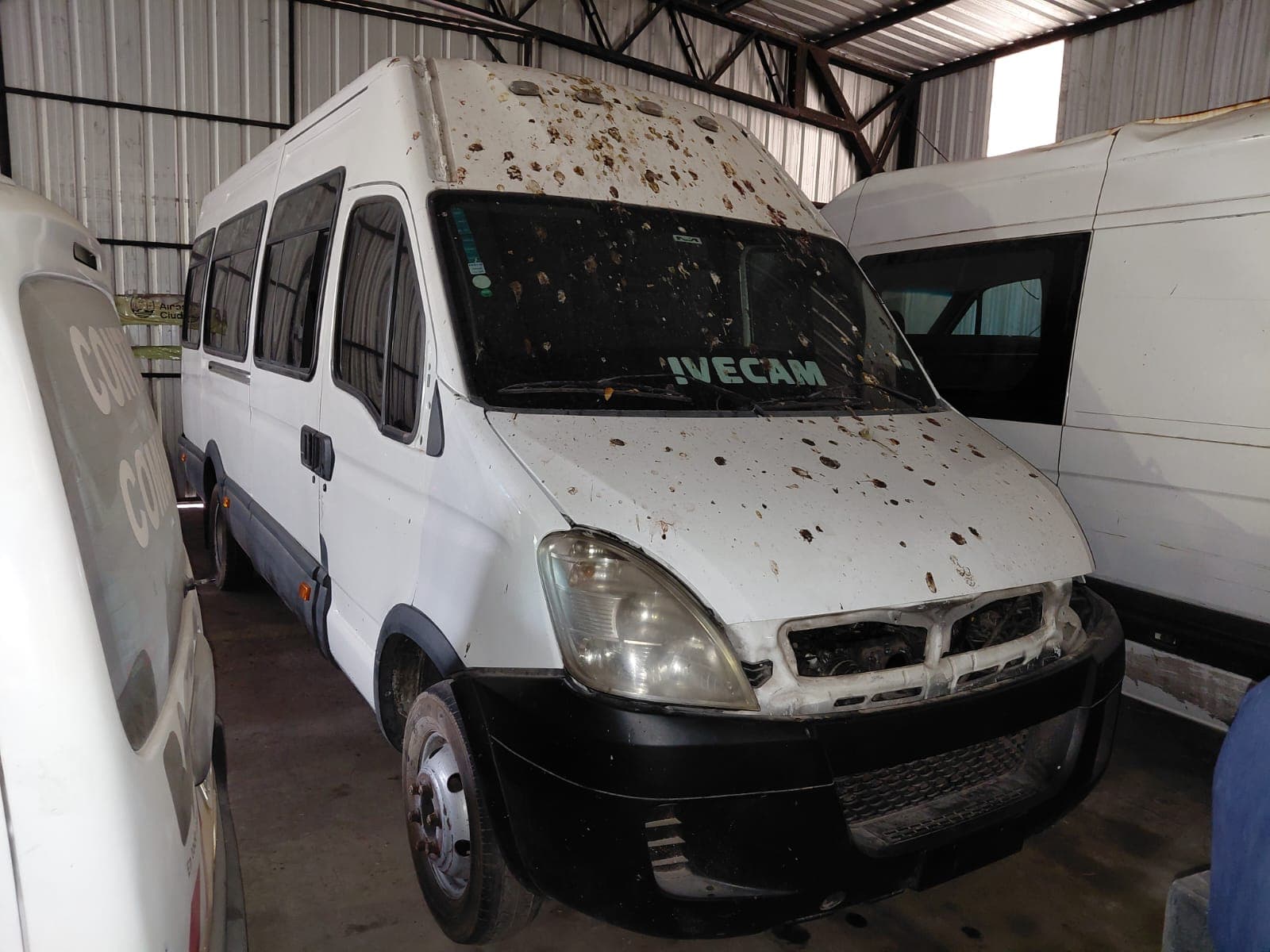 UN MINIBUS PARA TRANSPORTE DE PASAJEROS, USADO SIN FUNCIONAR, MARCA IVECO , MODELO DAILY 55C16 PASO3950, BLOCK DE MOTOR NRO 7117109, CHASIS NRO 93ZK53B01C8428969, MODELO AÑO 2012, TIPO TRANSPORTE DE PASAJEROS. POSEE: SERVO FRENO,CAPACIDAD 19+1, UNA PUERTA LATERAL CORREDIZA, DOS PUERTAS TRASERAS BATIENTES,DIFERENCIAL SIN CARDAN Y CINCO RUEDAS ARMADAS CON CUBIERTAS DE MOVIMIENTO.- CON DETERIOROS GENERALES, AVERIAS, DESARMES Y MUY INCOMPLETO. DOMINIO LMD779 . DIESEL.
