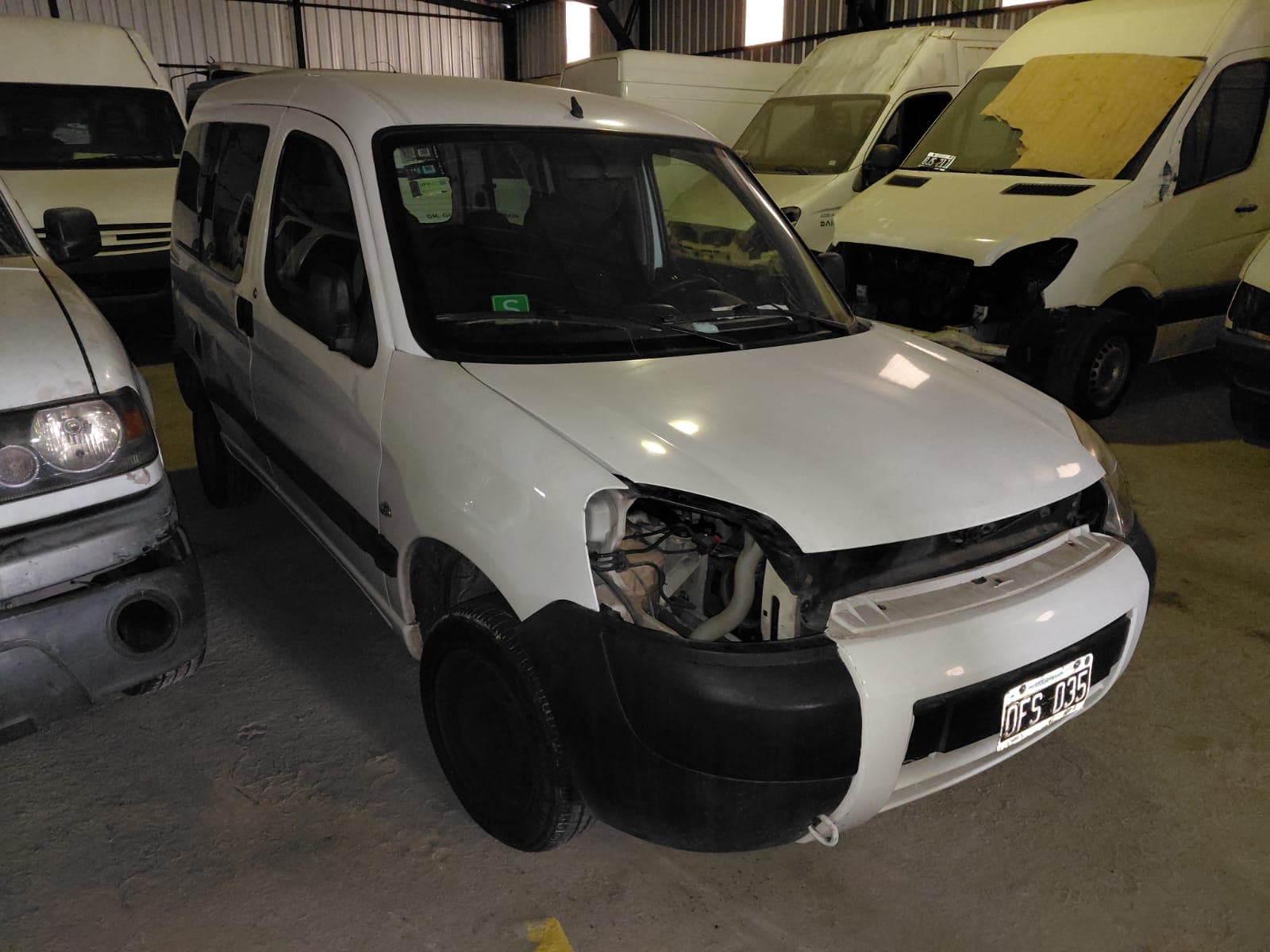UNA CAMIONETA USADA SIN FUNCIONAR, MARCA PEUGEOT, MODELO PARTNER PATAGONICA 1.4, MOTOR NRO. 10DBSW0030004 SIN TAPA DE CILINDROS, CHASIS NRO 8ADGJKFSCFG509512, MODELO AÑO 2014, TIPO SEDAN CINCO PUERTAS. POSEE: SERVO FRENO, DOS PUERTAS LATERALES CORREDIZAS, UN PORTON TRASERO BATIENTE, CAJA DE VELOCIDADES, DIFERENCIAL, DIRECCION Y CUATRO RUEDAS ARMADAS CON CUBIERTAS DE MOVIMIENTO. CON DETERIOROS GENERALES, AVERIAS, DESARMES E INCOMPLETA.-DOMINIO OFS035. NAFTERA