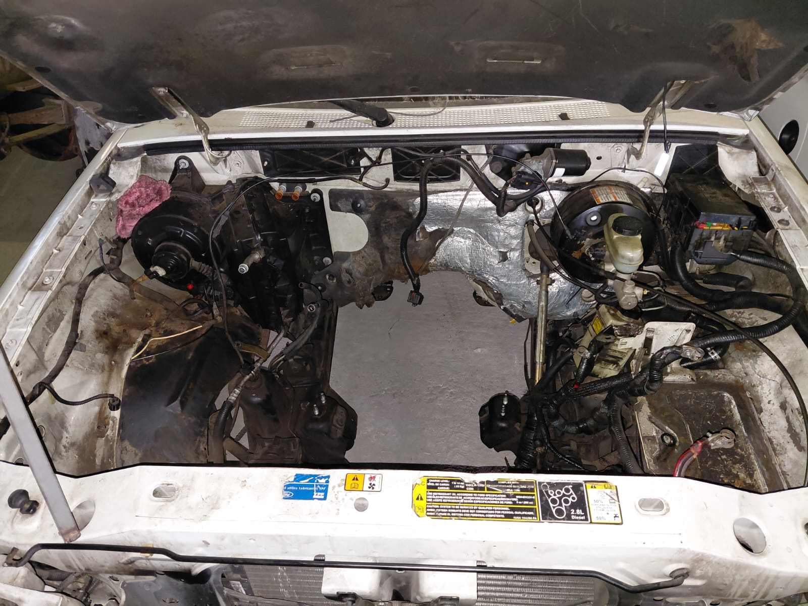 UNA CAMIONETA USADA SIN FUNCIONAR, MARCA FORD, MODELO RANGER DC 4X2 XL PLUS 2.8L D, BLOCK DE MOTOR DESMONTADO NRO. C36187221, CHASIS NRO. 8AFDR12F35J444983, TIPO PICK UP DOBLE CABINA, SEGUN TITULO DE PROPIEDAD TIPO PICK UP. MODELO AÑO 2005.POSEE: SERVO FRENO, TABLERO DE INSTRUMENTOS, CALEFACTOR INCOMPLETO, DIFERENCIAL Y CUATRO RUEDAS ARMADAS CON CUBIERTAS DE MOVIMIENTO. CON DETERIOROS GENERALES, AVERIAS DE CHOQUE, DESARMES E INCOMPLETA. DOMINIO FHA255. DIESEL.