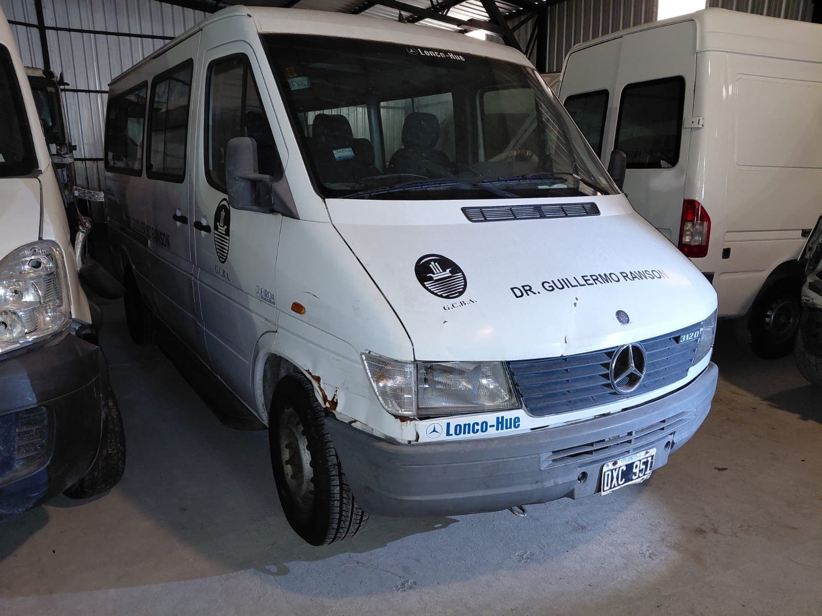 UNA CAMIONETA USADA SIN FUNCIONAR, MARCA MERCEDES BENZ, MODELO SPRINTER 312 D /C3550, MOTOR NRO 632.998.10.572354, CHASIS NRO 8AC6903411A553720, MODELO AÑO 2002, TIPO COMBI. POSEE: BOMBA INYECTORA , ALTERNADOR, MOTOR DE ARRANQUE, RADIADOR, SERVO FRENO, TABLERO DE INSTRUMENTOS ROTO, CAPACIDAD 8 +1, CALEFACTOR, RADIO, UNA PUERTA LATERAL CORREDIZA, DOS PUERTAS TRASERAS BATIENTES, CAJA DE VELOCIDADES, DIFERENCIAL, DIRECCION ASISTIDA Y CUATRO RUEDAS ARMADAS CON CUBIERTAS DE MOVIMIENTO. CON DETERIOROS GENERALES, AVERIAS DE CHOQUE, DESARMES E INCOMPLETA. DOMINIO DXC951. DIESEL.