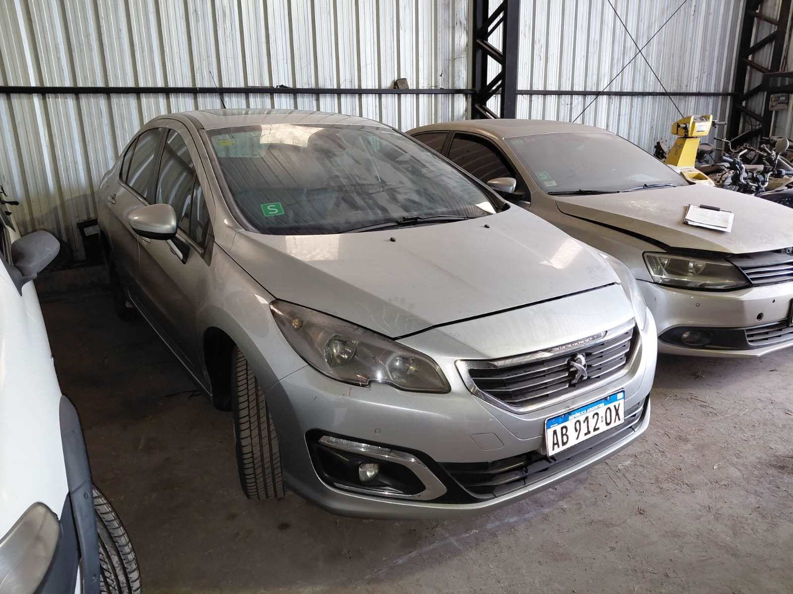 UN AUTOMOVIL, USADO, SIN FUNCIONAR, MARCA PEUGEOT, MODELO 408 FELINE THP TIPTRONIC, MOTOR NRO. 10FJCE2342897, CHASIS NRO. 8AD4D5GYAJG005312, MODELO AÑO 2017, TIPO SEDAN CUATRO PUERTAS. POSEE: SISTEMA DE INYECCION DE COMBUSTIBLE , ALTERNADOR, BOMBA DE NAFTA, MOTOR DE ARRANQUE, DISTRIBUIDOR, RADIADOR, TABLERO DE INSTRUMENTOS, CLIMATIZADOR, TECHO CORREDIZO ALZA CRISTALES ELECTRICOS, ESPEJOS ELECTRICOS, RADIO, CAJA DE VELOCIDADES AUTOMATICA, DIFERENCIAL, DIRECCION ASISTIDA Y CUATRO RUEDAS ARMADAS CON CUBIERTAS DE MOVIMIENTO. CON DETERIOROS GENERLES, AVERIAS, DESARMES E INCOMPLETO . DOMINIO AB912OX. NAFTERO