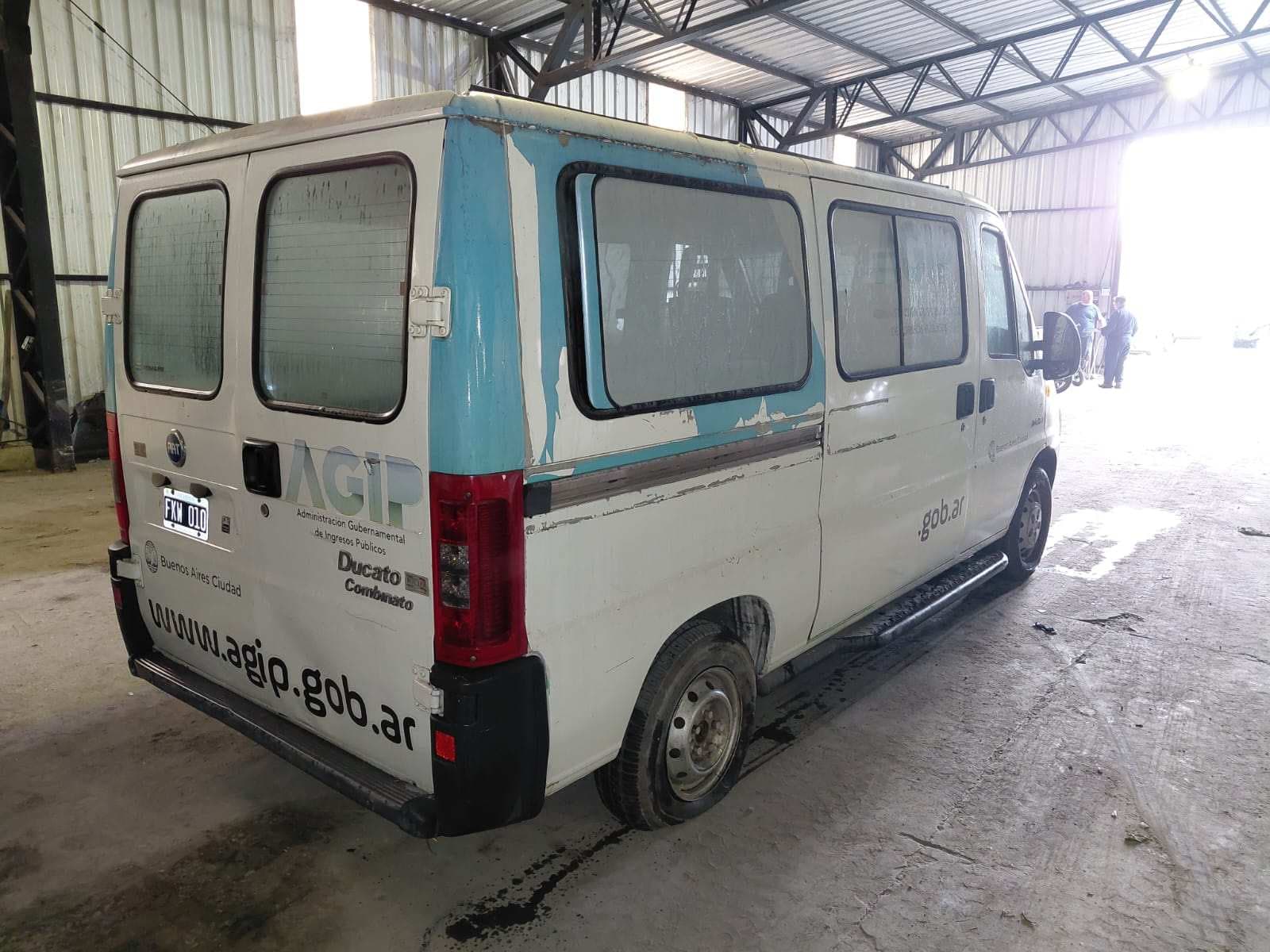 UNA CAMIONETA , USADA, SIN FUNCIONAR, MARAC FIAT, MODELO DUCATO COMBINATO 2.8 IDTD, MOTOR NRO 2243-4119648, CHASIS NRO 93W244K7162001984, MODELO AÑO 2006, TIPO FURGON, SEGUN TITULO DE PROPIEDAD TIPO TRANSPORTE DE PASAJEROS. POSE: BOMBA INYECTORA, ALTERNADOR, MOTOR DE ARRANQUE, RADIADOR, SERVO FRENO, TABLERO DE INSTRUMENTOS, CALEFACTOR, EQUIPO DE AIRE ACONDICIONADO, UNA PUERTA LATERAL CORREDIZA , DOS PUERTAS TRASERAS BATIENTES, CAJA DE VELOCIDADES, DIFERENCIAL, DIRECCION ASISTIDA Y CUATRO RUEDAS ARMADAS CON CUBIERTAS DE MOVIMIENTO. CON DETERIOROS GENERALES, AVERIAS, ESARMES E INCOMPLETA. DOMINIO FKW010. DIESEL.