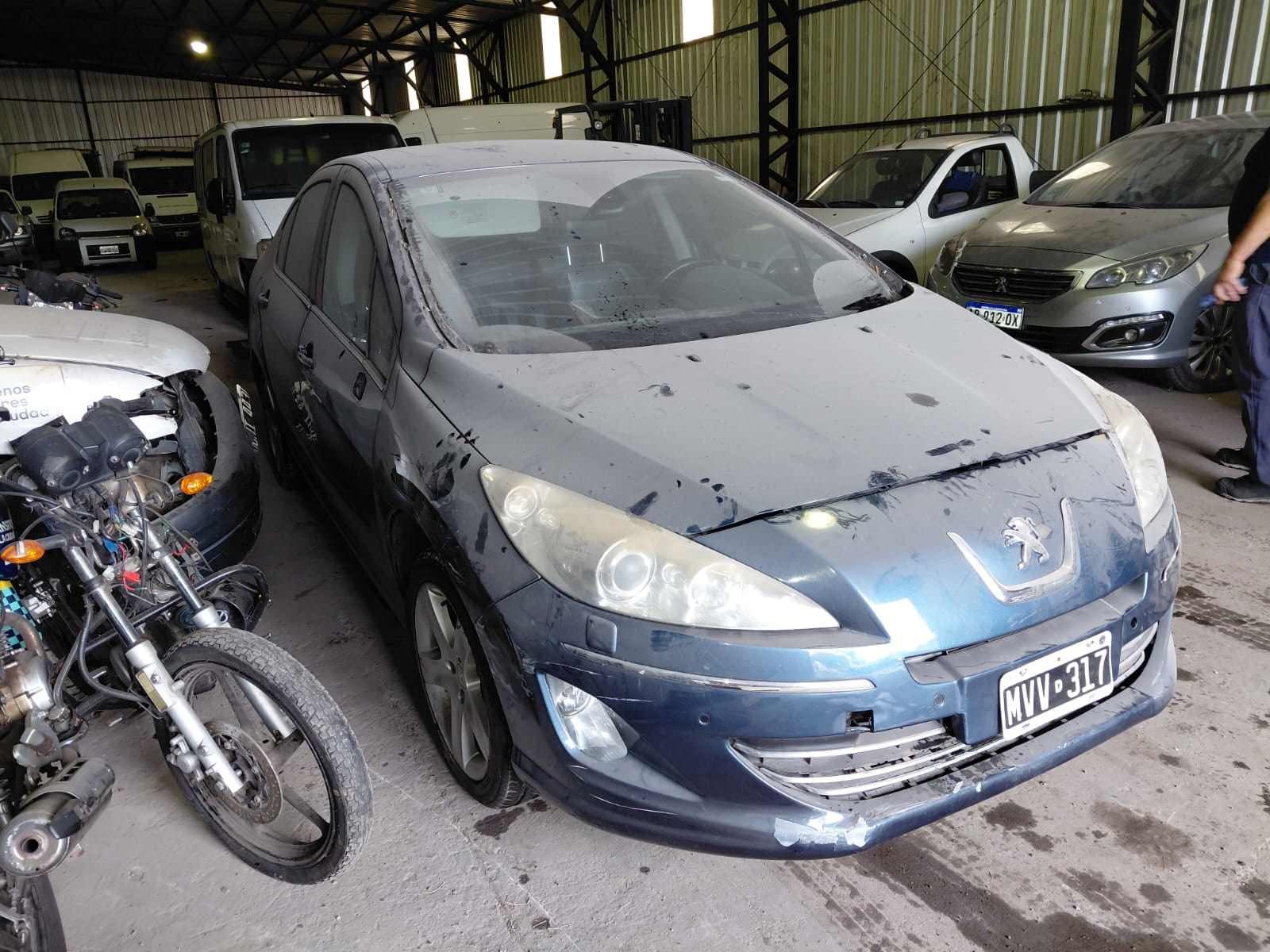 UN AUTOMOVIL, USADO, SIN FUNCIONAR, MARCA PEUGEOT, MODELO 408 2.0 FELINE, MOTOR NRO. 10XN100155245, CHASIS NRO. 8AD4DRFJCEG019333, MODELO AÑO 2013, TIPO SEDAN CUATRO PUERTAS. POSEE: SISTEMA DE INYECCION DE COMBUSTIBLE, ALTERNADOR, BOMBA DE NAFTA, MOTOR DE ARRANQUE, DISTRIBUIDOR, RADIADOR, SERVO FRENO, TABLERO DE INSTRUMENTOS, TECHO CORREDIZO, CALEFACTOR, RADIO CD, CAJA DE VELOCIDADES, DIFERENCIAL, DIRECCION ASISTIDA Y CUATRO RUEDAS ARMADAS CON CUBIERTAS DE MOVIMIENTO. CON DETERIOROS GENERALES, AVERIAS DESARMES E INCOMPLETO.- DOMINIO MVV317. NAFTERO