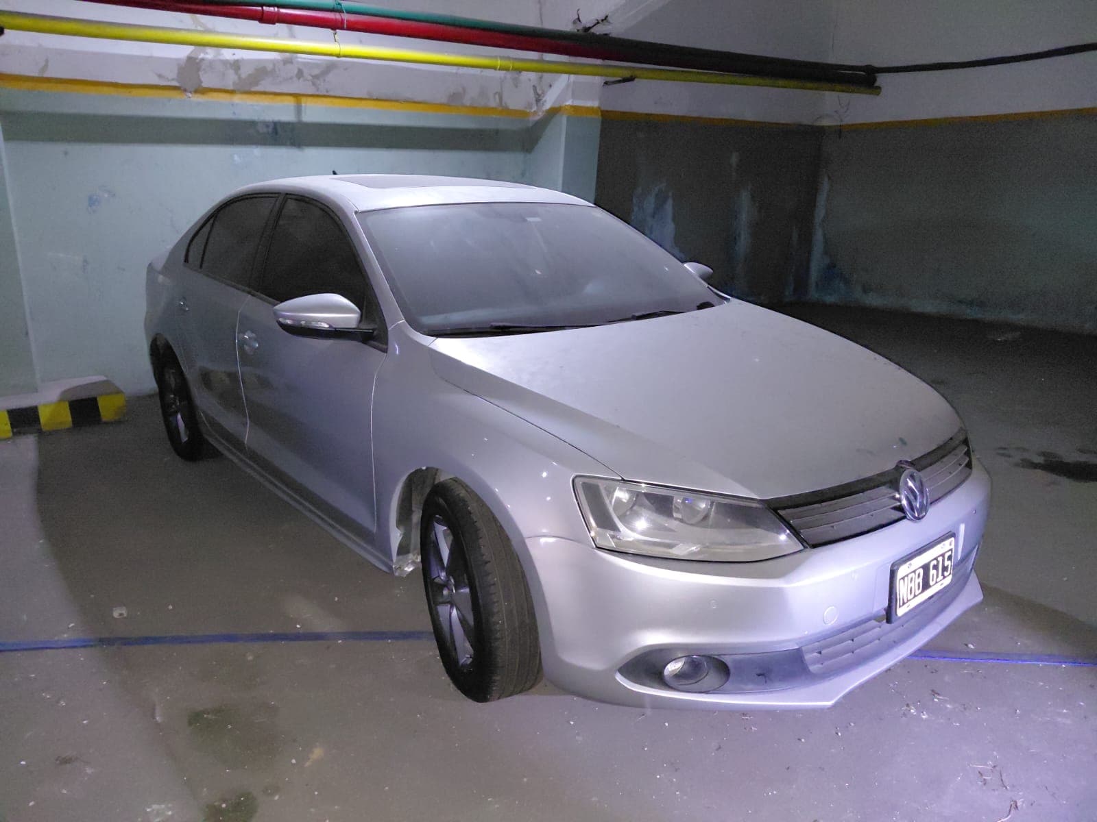 UN AUTOMOVIL, USADO, SIN FUNCINAR, MARCA VOLKSWAGEN , MODELO VENTO 2.5, MOTOR NRO. CBT376336, CHASIS NRO. 3VWBG6164DM082471, TIPO SEDAN CUATRO PUERTAS, MODELO AÑO 2013 POSEE: SISTEMA DE INYECCION DE COMBUSTIBLE, ALTERNADOR, BOMBA DE NAFTA, MOTOR DE ARRANQUE, RADIADOR, SERVO FRENO, TABLERO DE INSTRUMENTOS, CLIMATIZADOR, RADIO CON CD, ALZA CRISTALES ELECTRICOS, TECHO CORREDIZO, ESPEJOS ELECTRICOS, AIR BAG , CIERRE CENTRALIZADO, CAJA DE VELOCIDADES, DIFERENCIAL, DIRECCION ASISTIDA Y CUATRO RUEDAS ARMDAS CON CUBIERTAS DE MOVIMIENTO. CON DETERIOROS GENERALES E INCOMPLETO.- DOMINIO NBB615. NAFTERO.-