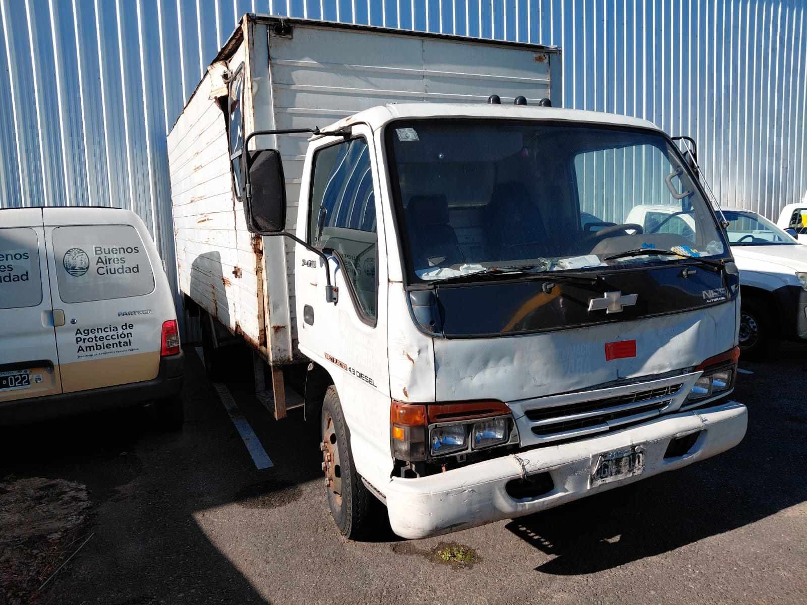 UN CAMION USADO, SIN FUNCIONAR, MARCA CHEVROLET, MODELO NPR, MOTOR NRO. HF104000022, (SEGUN TITULO DE PROPIEDAD MOTOR NRO. 04000022) CHASIS NRO. 9BG331NCWWC002629, TIPO TRANSPORTE DE PASAJEROS CON CAJA METALICA, (SEGUN TITULO DE PROPIEDD TIPO CHASIS CON CABINA), MODELO AÑO 1998. POSEE: BOMBA INYECTORA, ALTERNADOR, MOTOR DE ARRANQUE, RADIADOR, FRENO DE AIRE, TABLERO DE INSTRUMENTOS, CALEFACTOR , CAJA DE CARGA METALICA CON UNA PUERTA LATERAL PARA TRANSPORTE DE PERSONAS, Y DOS PUERTAS TRASERAS BATIENTES, CAJA DE VELOCIDADES, DIFERENCIAL, DIRECCION ASISTIDA Y SEIS RUEDAS ARMADAS CON CUBIERTAS DE MOVIMIENTO. CON DETERIOROS GENERALES, AVERIAS DE CHOQUE E INCOMPLETO. DOMINIO CGN910. DIESEL