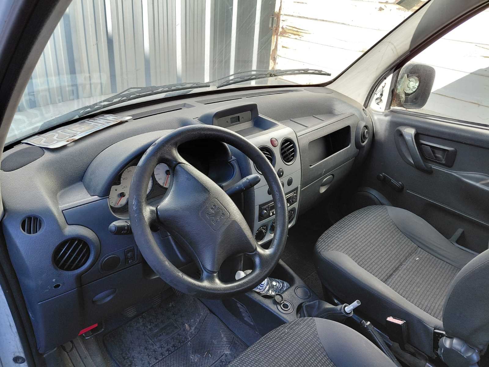 UNA CAMIONETA, USADA, SIN FUNCIONAR, MARCA PEUGEOT, MODELO PARTNER CONFORT 1.4, BLOCK MOTOR NRO. 10DBSW0015371,TAPA DE CILINDROS DESMONTADA. CHASIS NRO. 8AEGCKFSCDG528042, TIPO FURGON, MODELO AÑO 2013.POSEE: RADIADOR DESMONTADO, SERVO FRENO. TABLERO DE INSTRUMENTOS, CALEFACTOR, RADIO CON CD, UNA PUERTA LATERAL CORREDIZA, DOS PUERTAS TRASERAS BATIENTES, CAJA DE VELOCIDADES, DIFERENCIAL, DIRECCION ASISTIDA Y CUATRO RUEDAS ARMADAS CON CUBIERTAS DE MOVIMIENTO. PARABRISAS RAJADO. CON DETERIOROS GENERALES, AVERIAS, DESARMES E INCOMPLETA. DOMINIO MMF022. DIESEL
