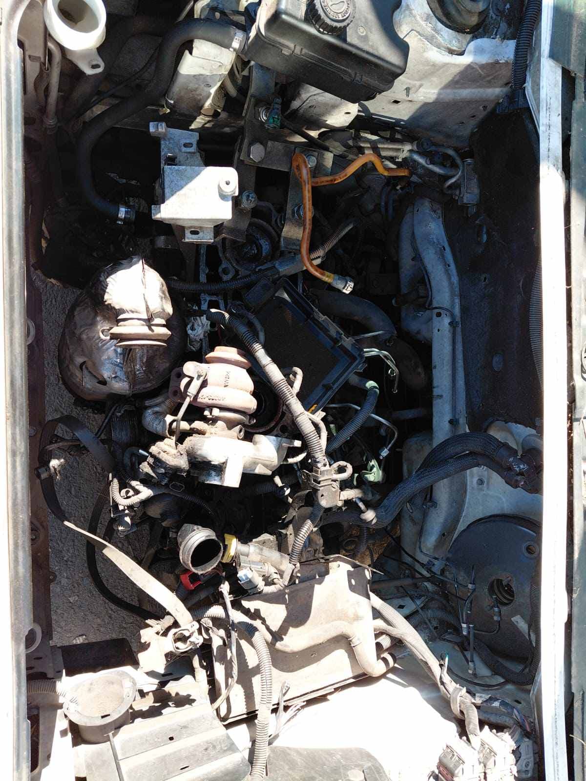 UNA CAMIONETA , USADA, SIN FUNCIONAR, MARCA PEUGEOT, MODELO PARTNER CONFORT HDI 1.6, MOTOR NRO. 10JBED0012633 SIN TAPA DE CILINDROS, CHASIS NRO. 8AEGC9HJCDG528512, MODELO AÑO 2013, TIPO FURGON. POSEE: RADIADOR, TABLERO DE INSTRUMENTOS, UNA PUERTA LATERAL CORREDIZA, DOS PUERTAS TRASERAS BATIENTES, CAJA DE VLOCIDADES, DIFERENCIAL, DIRECCION ASISTIDA Y CUATRO RUEDAS ARMADAS CON CUBIERTAS DE MOVIMIENTO. CON DETERIOROS GENERALES, AVERIAS, DESARMES E INCOMPLETO . DOMINIO MIW795. DIESEL