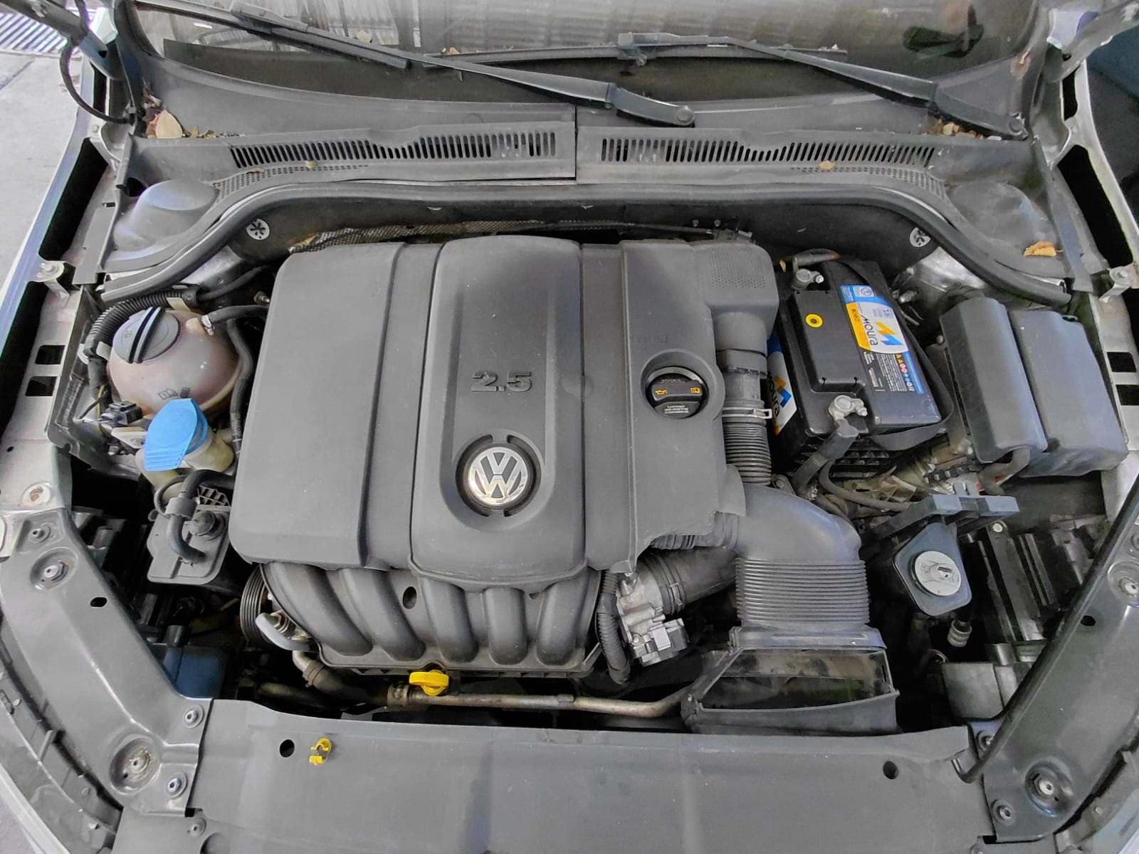 UN AUTOMOVIL USADO, SIN FUNCIONAR, MARCA VOLKSWAGEN, MODELO VENTO 2.5, MOTOR NRO. CBT393324, CHASIS NRO. 3VWBG6167EM029460, MODELO AÑO 2014, TIPO SEDN 4 PUERTAS. POSEE: SISTEMA DE INYECCION, ALTERNADOR, BOMBA DE NAFTA, MOTOR DE ARRANQUE , DISTRIBUIDOR, RADIADOR, SERVO FRENO, CLIMATIZADOR, RADIO CON CD, TECHO CORREDIZO, ALZA CRISTALES ELECTRICO DELANTEROS Y TRASEROS , ESPEJOS ELECTRICOS, CIERRE CENTRALIZADO, AIR BAG, FAROS HALOGENOS , LLANTAS DE ALEACION, CAJA DE VELOCIDADES, DIFERENCIAL, DIRECCION ASISTIDA Y CUATRO RUEDAS ARMDAS CON CUBIERTAS DE MOVIMIENTO. CON DETERIOROS GENERALES, AVERIAS DESARMES E INCOMPLETO. DOMINIO NWS450. NAFTERO