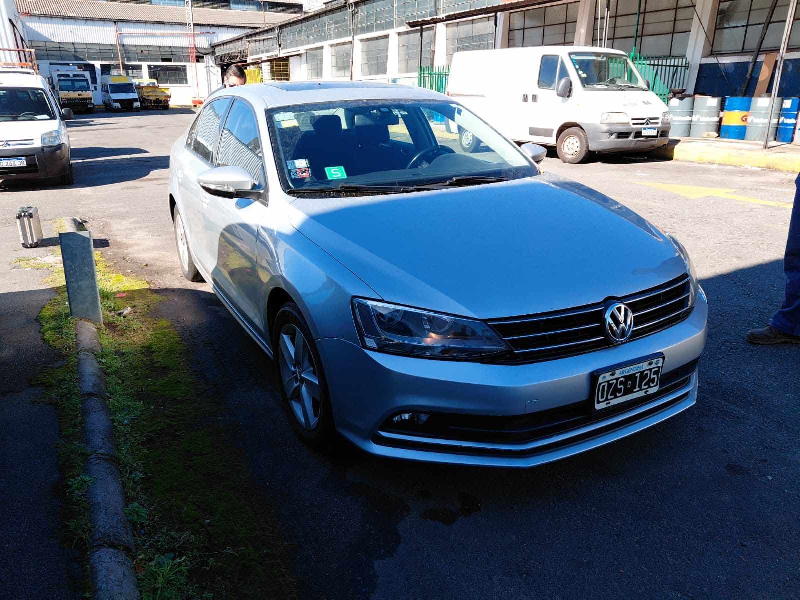 UN AUTOMOVIL, USADO, SIN FUNCIONAR, MARCA VOLKSWAGEN, MODELO VENTO 2.5, MOTOR NRO. CBT397706, CHASIS NRO. 3VWBG6165FM035548, MODELO AÑO 2015, TIPO SEDAN 4 PUERTAS. POSEE: SISTEMA DE INYECCION, ALTERNADOR, BOMBA DE NAFTA, MOTOR DE ARRANQUE , DISTRIBUIDOR, RADIADOR, SERVO FRENO, CLIMATIZADOR, RADIO CON CD, TECHO CORREDIZO, ALZA CRISTALES ELECTRICO DELANTEROS Y TRASETROS , ESPEJOS ELECTRICOS, CIERRE CENTRALIZADO, AIR BAG, FAROS HALOGENOS , LLANTAS DE ALEACION, CAJA DE VELOCIDADES, DIFERENCIAL, DIRECCION ASISTIDA Y CUATRO RUEDAS ARMADAS CON CUBIERTAS DE MOVIMIENTO. CON DETERIOROS GENERALES, AVERIAS, DESRMES E INCOMPLETO. DOMINIO OZS125. NAFTERO