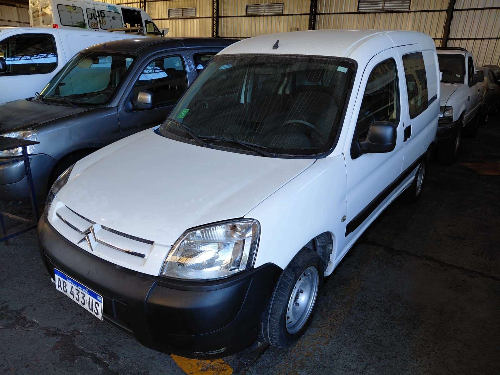 UNA CAMIONETA USADA, SIN FUNCIONAR, MARCA CITROEN, MODELO BERLINGO FURGON 1.6 HDI BUSINESS MIXTO, MOTOR NRO. 10JBED0069214, CHASIS NRO. 8BCGR9HJCJG503177, MODELO AÑO 2017, TIPO FURGON. POSEE: BOPMBA INYECTORA, ALTERNADOR, MOTOR DE ARRANQUE, RADIDOR, SERVO FRENO, TABLERO DE INSTRUMENTOS, CALEFACTOR, DOS PUERTAS LATERALES CORREDIZAS, DOS PUERTAS TRASERAS BATIENTES, CAJA DE VELOCIDADES, DIFERENCIAL, DIRECCION ASISTIDAS Y CUATRO RUEDAS ARMADAS CON CUBIERTAS DE MOVIMIENTO. CON DETERIOROS GENERALES, AVERIAS E INCOMPLETA. DOMINIO AB433US. DIESEL