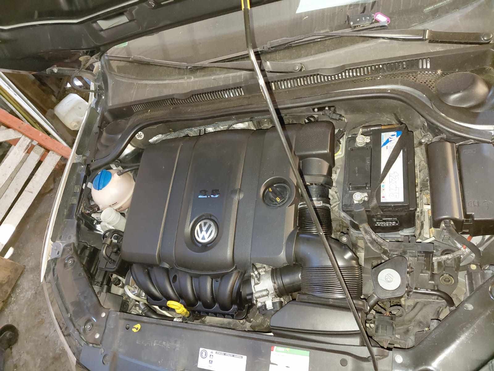 UN AUTOMOVIL, USADO, SIN FUNCIONAR, MARCA VOLKSWAGEN, MODELO VENTO 2.5, MOTOR NRO. CBT392835, CHASIS NRO. 3VWBG6162EM015742, MODELO AÑO 2013, TIPO SEDN 4 PUERTAS. POSEE: SISTEMA DE INYECCION, ALTERNADOR, BOMBA DE NAFTA, MOTOR DE ARRANQUE , DISTRIBUIDOR, RADIADOR, SERVO FRENO, TABLERO DE INSTRUMENTOS, CLIMATIZADOR, RADIO CON CD, TECHO CORREDIZO, ALZA CRISTALES ELECTRICO DELANTEROS Y TRASEROS , ESPEJOS ELECTRICOS, CIERRE CENTRALIZADO, AIR BAG, FAROS HALOGENOS , LLANTAS DE ALEACION, CAJA DE VELOCIDADES, DIFERENCIAL, DIRECCION ASISTIDA Y CUATRO RUEDAS ARMADAS CON CUBIERTAS DE MOVIMIENTO. CON DETERIOROS ENERALES, AVERIAS DESARMES E INCOMPLETO. DOMINIO NIX658. NAFTERO