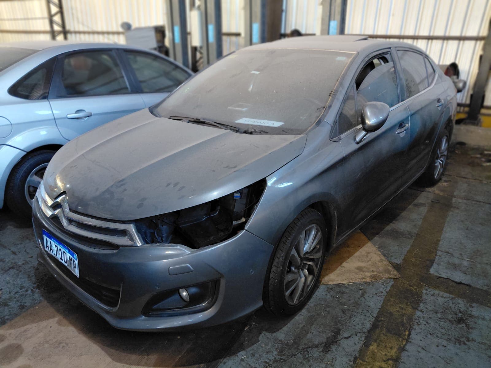UN AUTOMOVIL USADO SIN FUNCIONAR MARCA CITROEN, MODELO C4 LOUNGE THP 165 AT6 SHINE, MOTOR NRO. 10FJCE2290929, CJASIS NRO. 8BCND5GYAHG517599, MODELO AÑO 2016, TIPO SEDAN CUATRO PUERTAS. POSEE: SISTEMA DE INYECCION DE COMBUSTIBLE, ALTERNADOR, BOMBA DE NAFTA, DISTRIBUIDOR, MOTOR DE ARRANQUE , RADIADOR, SERVO FRENO, TABLERO DE INSTRUMENTOS, RADIO CON CD, CLIMATIZADOR, TECHO CORREDIZO, ALZA CRISTALES ELECTRICO, CAJA DE VELOCIDADES AUTOMATICA, DIFERENCIAL, DIRECCION ASISTIDA Y CUATRO RUEDAS ARMADAS CON CUBIERTAS DE MOVIMIENTO. CON DETERIOROS GENERALES, AVERIAS E INCOMPLETO. DOMINIO AA710MP.-NAFTERO
