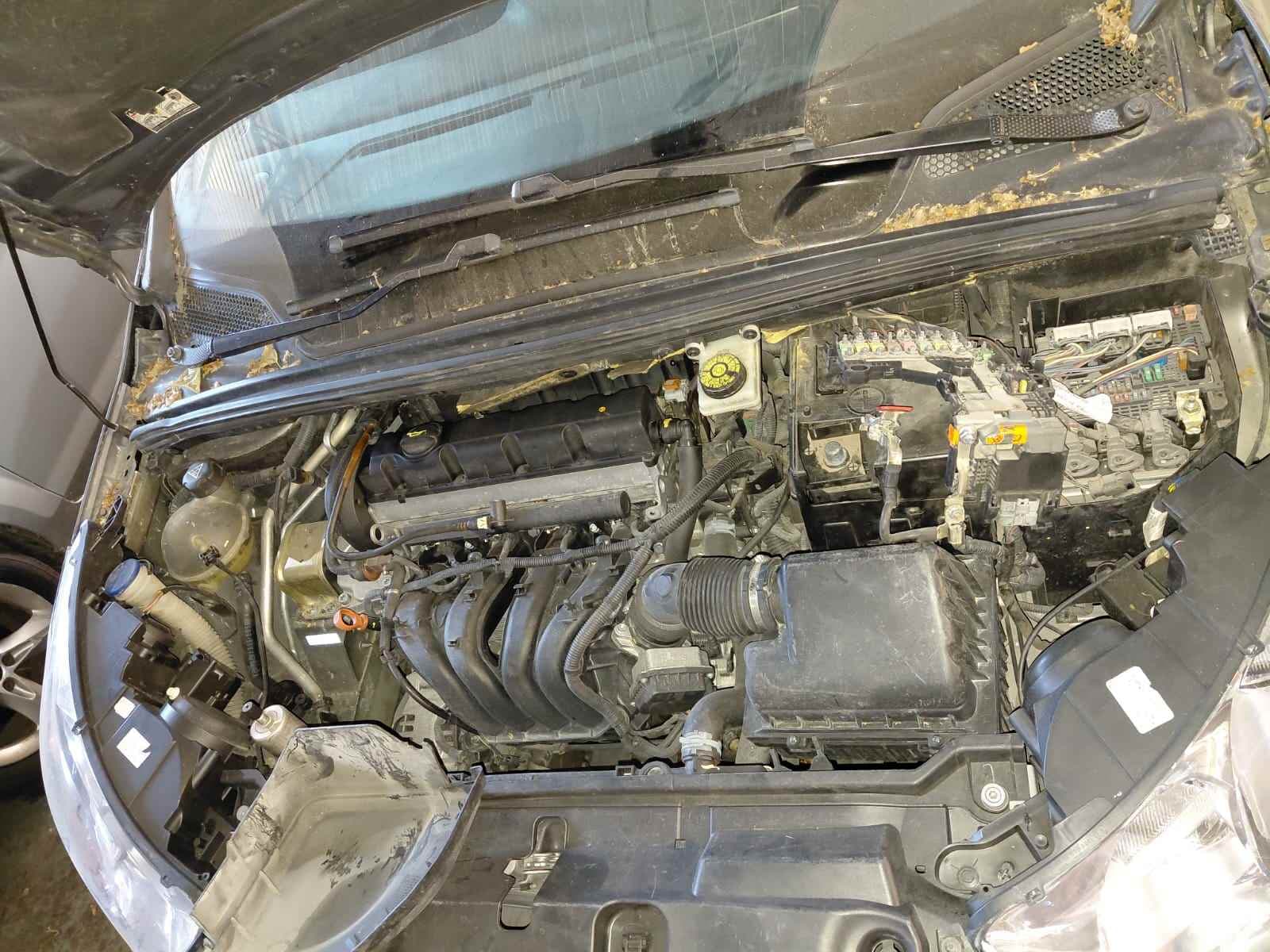 UN AUTOMOVIL USADO SIN FUNCIONAR MARCA CITROEN, MODELO C4 LOUNGE 2.0I 16V ORIGINE, MOTOR NRO. 10XN100185676, CHASIS NRO. 8BCMDRFJCGG504583, MODELO AÑO 2015, TIPO SEDAN CUATRO PUERTAS. POSEE: SISTEMA DE INYECCION DE COMBUSTIBLE, ALTAERNADOR, BOMBA DE NAFTA, DISTRIBUIDOR, MOTOR DE ARRANQUE, RADIADOR, SERVO FRENO, TABLERO DE INSTRUMENTOS, RADIO CON CD, CLIMATIZADOR, TECHO CORREDIZO, ALZA CRISTALES ELECTRICO, ESPEJOS ELECTRICOS, CAJA DE VELOCIDADES, DIFERENCIAL, DIRECCION ASISTIDA Y CUATRO RUEDAS ARMADAS CON CUBIERTAS DE MOVIMIENTO. CON DETERIOROS GENERALES, PEQUEÑAS AVERIAS E INCOMPLETO. DOMINIO OZS073.-NAFTERO