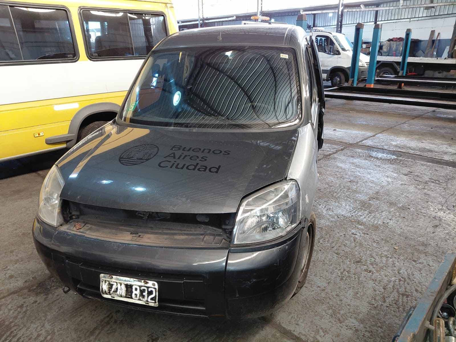 UNA CAMIONETA USADA, SIN FUNCIONAR, MARCA CITROEN MODELO BERLINGO MULTISPACE 1.6I HDI SX AM53, MOTOR NRO. 10JBED3001861, CHASIS NRO 8BCGJ9HJCCG531998, MODELO AÑO 2012, TIPO SEDAN CINCO PUERTAS. POSEE: BOMBA INYECTORA, ALTERNADOR, MOTOR DE ARRANQUE, DOS PUERTAS LATERALES CORREDIZAS, UN PORTON TRASERO BATIENTE , CAJA DE VELOCIDADES ROTA E INCOMPLETA, DIFERENCIAL, DIRECCION ASISTIDA Y CUATRO RUEDAS ARMADAS CON CUBIERTAS DE MOVIMIENTO. CON DETERIOROS GENERALES, AVERIAS, DESARMES Y MUY INCOMPLETA. DOMINIO KZM832.- DIESEL