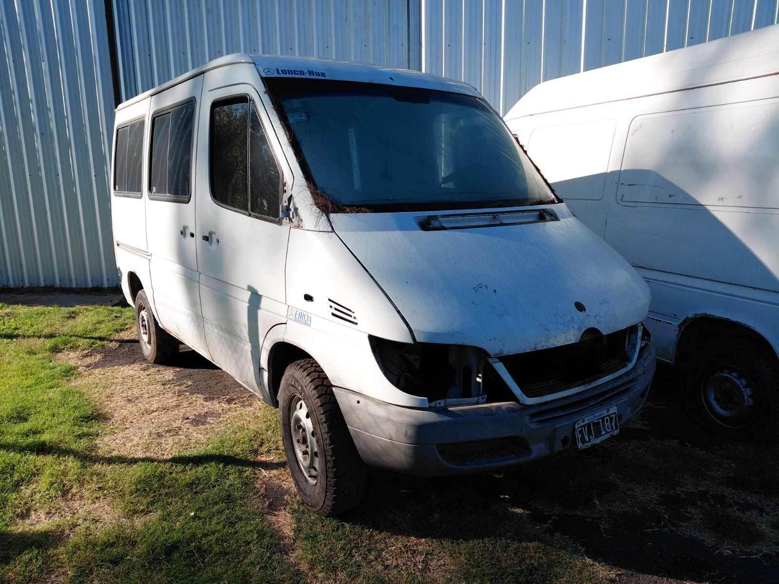 UNA CAMIONETA USADA, SIN FUNCIONAR, MARCA MERCEDES BENZ, MODELO SPRINTER 313 CDI/C 3000, BLOCK DE MOTOR DESMONTADO NRO. 611.981-70-046982, CHASIS NRO. 8AC9036716A946775, MODELO AÑO 2006, TIPO FURGON (SEGUN TITULO DE PROPIEDAD TIPO MINIBUS). POSEE: UNA PUERTA LATERAL CORREDIZA, DOS PUERTAS TRASERAS BATIENTES, DIFERENCIAL SIN CARDAN, CAJA DE VELOCIDADES ROTA E INCOMPLETA, Y CUATRO RUEDAS ARMADAS CON CUBIERTAS DE MOVIMIENTO. CON DETERIOROS GENERALES AVERIAS DE CHOQUE DESARMES Y MUY INCOMPLETA. DOMINIO FVJ187. DIESEL