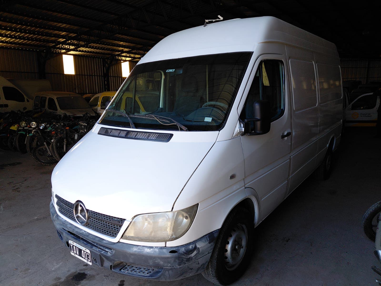 UNA CAMIONETA USADA SIN FUNCIONAR, MARCA MERCEDES BENZ, MODELO SPRINTER 313 CDI/F3550, MOTOR NRO. 611.981-70-097329, CHASIS NRO. 8AC9036629E018582 , MODELO AÑO 2009, TIPO FURGON POSEE: BOMBA INYECTORA, ALTERNADOR MOTOR DE ARRANQUE, RADIADOR, SERVO FRENO, TABLERO DE INSTRUMENTOS, RADIO CON CD, ALZA CRISTALES ELECTRICOS, UNA PUERTA LATERAL CORREDIZA, DOS PUERTAS TRASERAS BATIENTES, DIFERENCIAL, DIRECCION Y CUATRO RUEDAS ARMADAS CON CUBIERTAS DE MOVIMIENTO. CON DETERIOROS GENERALES, AVERIAS , DESARMES E INCOMPLETA. DOMINIO IAV403. DIESEL