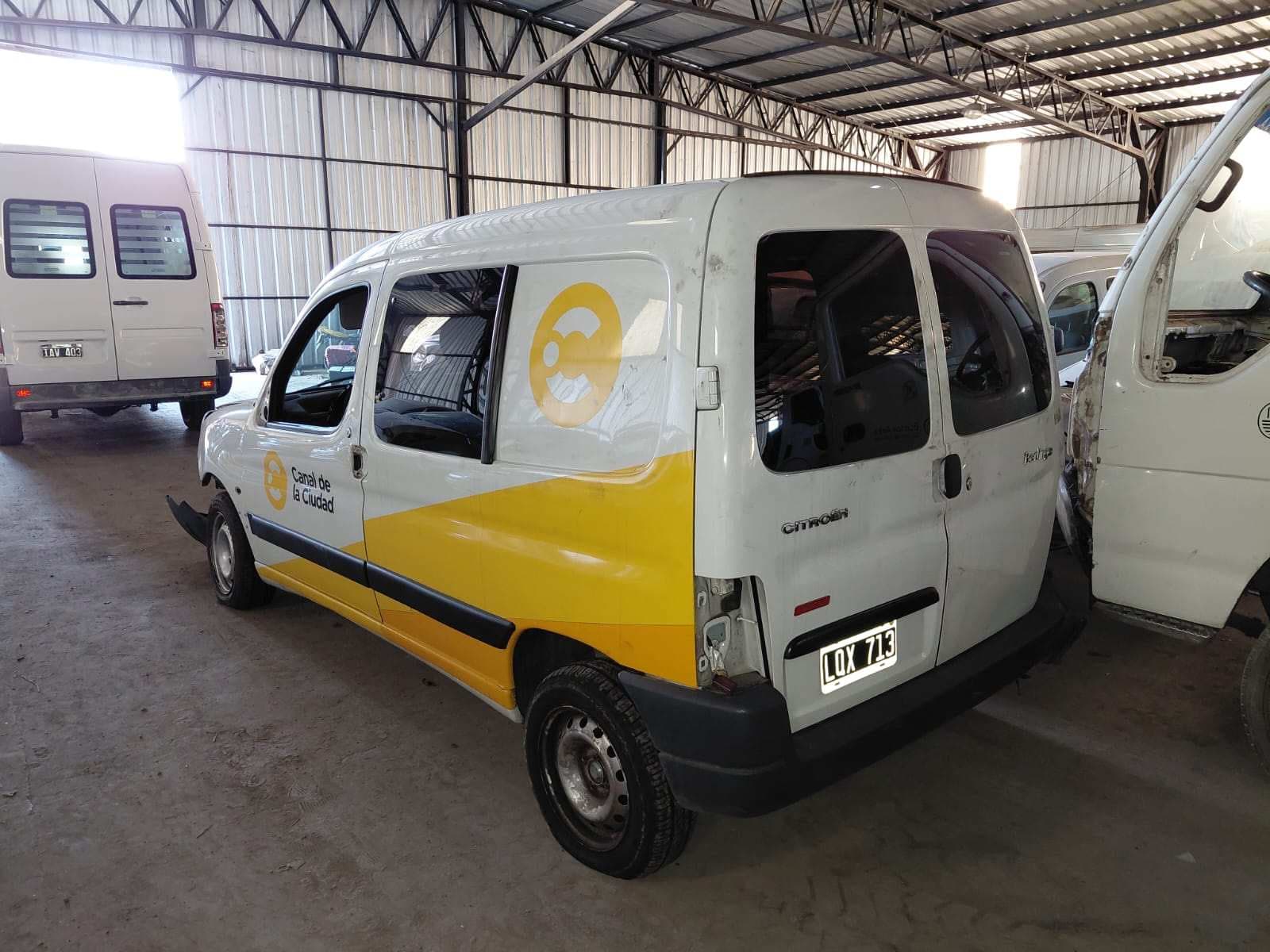 UNA CAMIONETA USADA, SIN FUNCIONAR, MARCA CITROEN, MODELO BERLINO FURGON HDI FULL AM53, MOTOR NRO. 10JBED0007531 SIN TAPA DE CILINDROS, CHASIS NRO. 8BCGC9HJCDG511578, MODELO AÑO 2012 TIPO FURGON. POSEE: UNA PUERTA LATERAL CORREDIZA, DOS PUERTAS TRASERAS BATIENTES, CAJA DE VELOCIDADES ROTA E INCOMPLETA, DIFERENCIAL, DIRECCION INCOMPLETA. CON DETERIOROS GENERALES, AVERIAS DE CHOQUE, DESARNES E INCOMPLETA.- DOMINIO LQX713.- DIESEL. (PLOTEADA