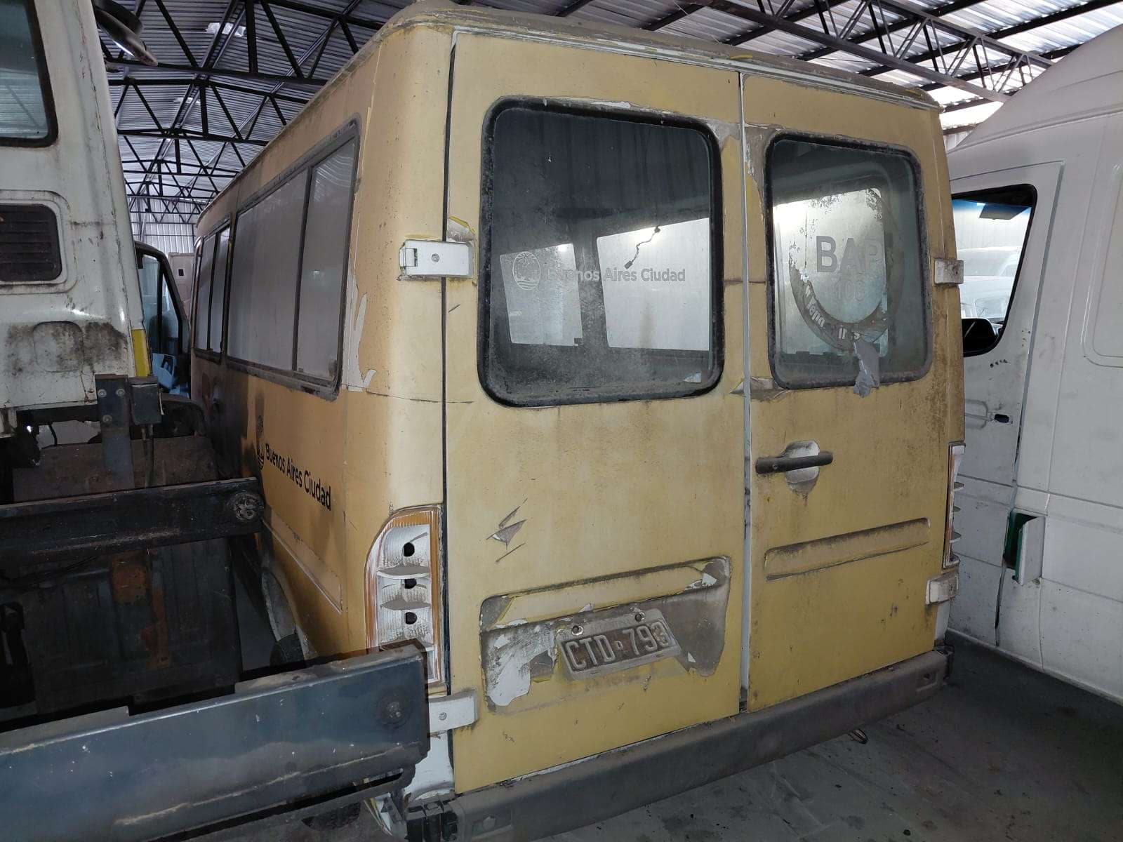 UNA CAMIONETA, USADA, SIN FUNCIONAR, MARCA MERCEDES BENZ, MODELO SPRINTER 312D F3000, MOTOR NRO. 632999-10-503497, CHASIS NRO. 8AC690341WA520541, MODELO AÑO 2008, TIPO FURGON. POSEE: UNA PUERTA LATERAL CORREDIZA, DOS PUERTAS TRASERAS BATIENTES, SERVO FRENO, TABLERO DE INSTRUMENTOS ROTO E INCOMPLETO,CAJA DE VELOCIDADES ROTA, DIFERENCIAL SIN CARDAN, DIRECCION ROTA E INCOMPLETA Y CUATRO RUEDAS ARMADAS CON CUBIERTAS DE MOVIMIENTO. CON DETERIOROS GENERALES, AVERIAS DE CHOQUE, DESARMES Y MUY INCOMPLETA. EL PRESENTE VEHICULO SE ENCUENTRA PLOTEADO. DOMINIO CTD793. DIESEL.