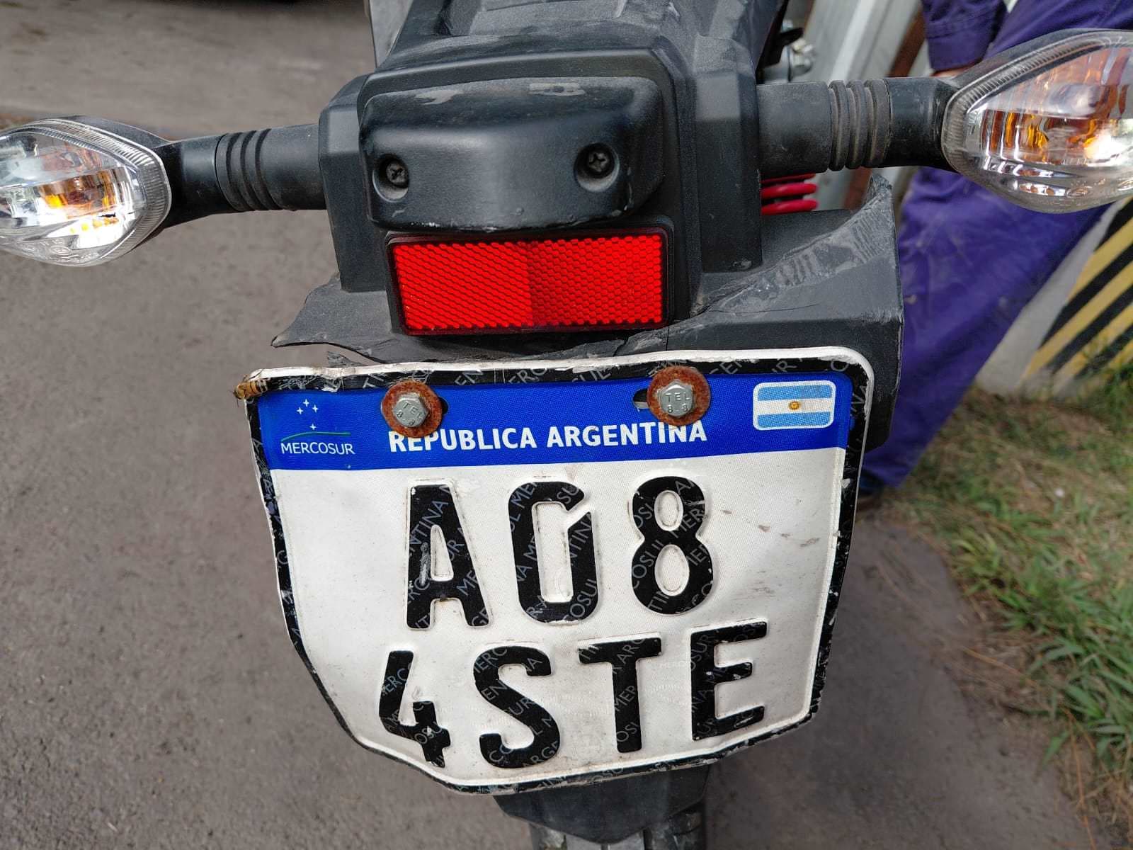 UNA MOTOCICLETA USADA, SIN FUNCIONAR, MARCA HONDA , MODELO CB 125F TWISTER, MOTOR NRO. JA25E-4531086, CUADRO NRO. LALJA2599J3201418, MODELO AÑO 2018, DE 125 CC. POSEE: MANUBRIO, HORQUILLA, CAJA DE VELOCIDADES, PIE DE APOYO, FRENO A DISCO DELANTERO Y DOS RUEDAS ARMADAS CON CUBIERTAS DE MOVIMIENTO. CON DETERIOROS GENERALES, AVERIAS, DESARMES Y MUY INCOMPLETA DOMINIO A084STE