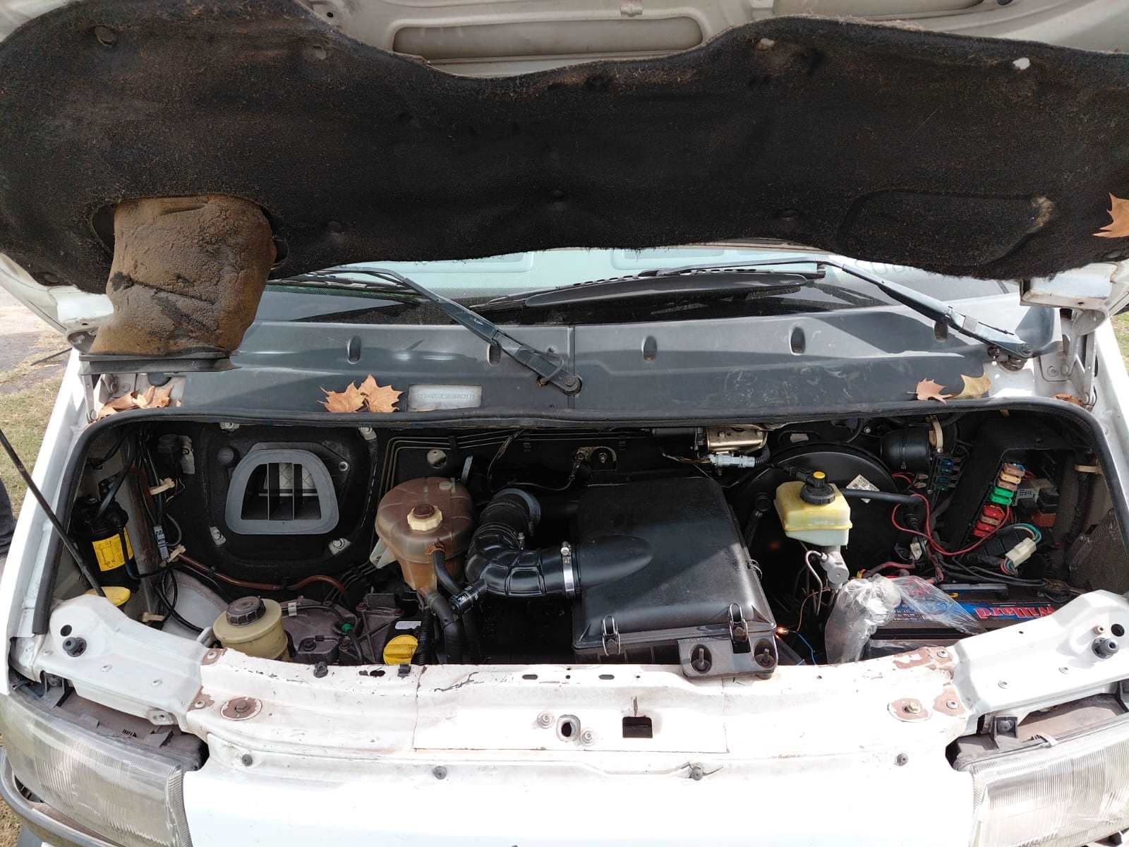 UNA CAMIONETA USADA, SIN FUNCIONAR, MARCA RENAULT, MODELO MASTER DCI 120 CORTO TECHO ALTO, MOTOR NRO. G9UA724C039140, CHASIS NRO. 93YADCUE58J006317, TIPO FURGON, MODELO AÑO 2008. POSEE: BOMBA INYECTORA , ALTERNADOR, MOTOR DE ARRANQUE, RADIADOR, SERVO FRENO, TABLERO DE INSTRUMENTOS, CALEFACTOR, UNA PUERTA LATERAL CORREDIZA, DOS PUERTAS TRASERA BATIENTES, CAJA DE VELOCIDADES, DIFERENCIAL, DIRECCION Y CUATRO RUEAS ARMADAS CON CUBIERTAS DE MOVIMIENTO. CON DETERIOROS GENERALES, AVERIAS, DESARMES E INCOMPLETO. DOMINIO HOY408. DIESEL