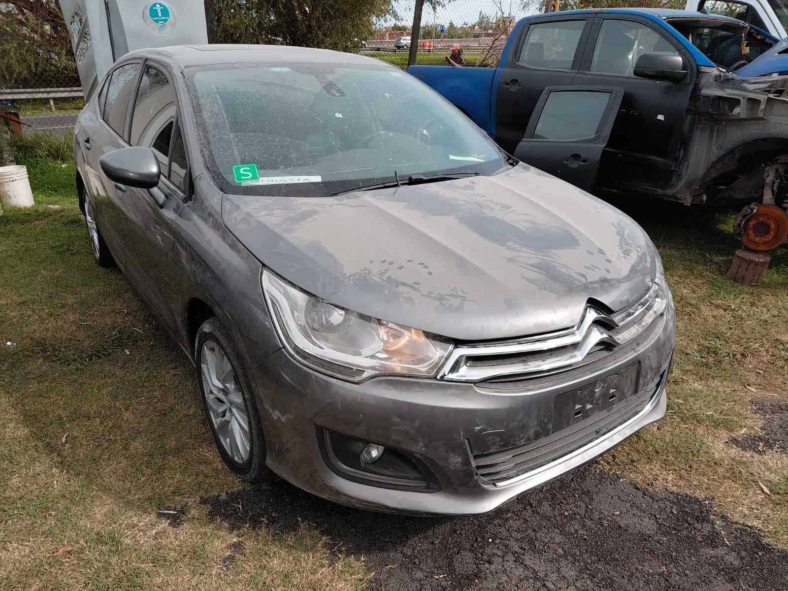 UN AUTOMOVIL USADO SIN FUNCIONAR MARCA CITROEN, MODELO C4 LOUNGE HDI 115 MT6 FEEL PACK, MOTOR NRO 10JBFV0081439, CHASIS NRO 8BCND9HD8HG502768, MODELO AÑO 2016, TIPO SEDAN CUATRO PUERTAS. POSEE: BOMBA INYECTORA, MOTOR DE ARRANQUE, RADIADOR, SERVO FRENO, TABLERO DE INSTRUMENTOS, CALEFACTOR, RADIO CON CD, EQUIPO DE AIRE ACONDICIONADO, TECHO CORREDIZO, ESPEJOS ELECTRICOS, ALZA CRISTALES ELECTRICOS, CAJA DE VELOCIDADES, DIFERENCIAL, DIRECCION ASISTIDA Y CUATRO RUEDAS ARMADAS CON CUBIERTAS DE MOVIMIENTO. CON DETERIOROS GENERALES, AVERIAS E INCOMPLETO. DOMINIO AA255HO.- DIESEL