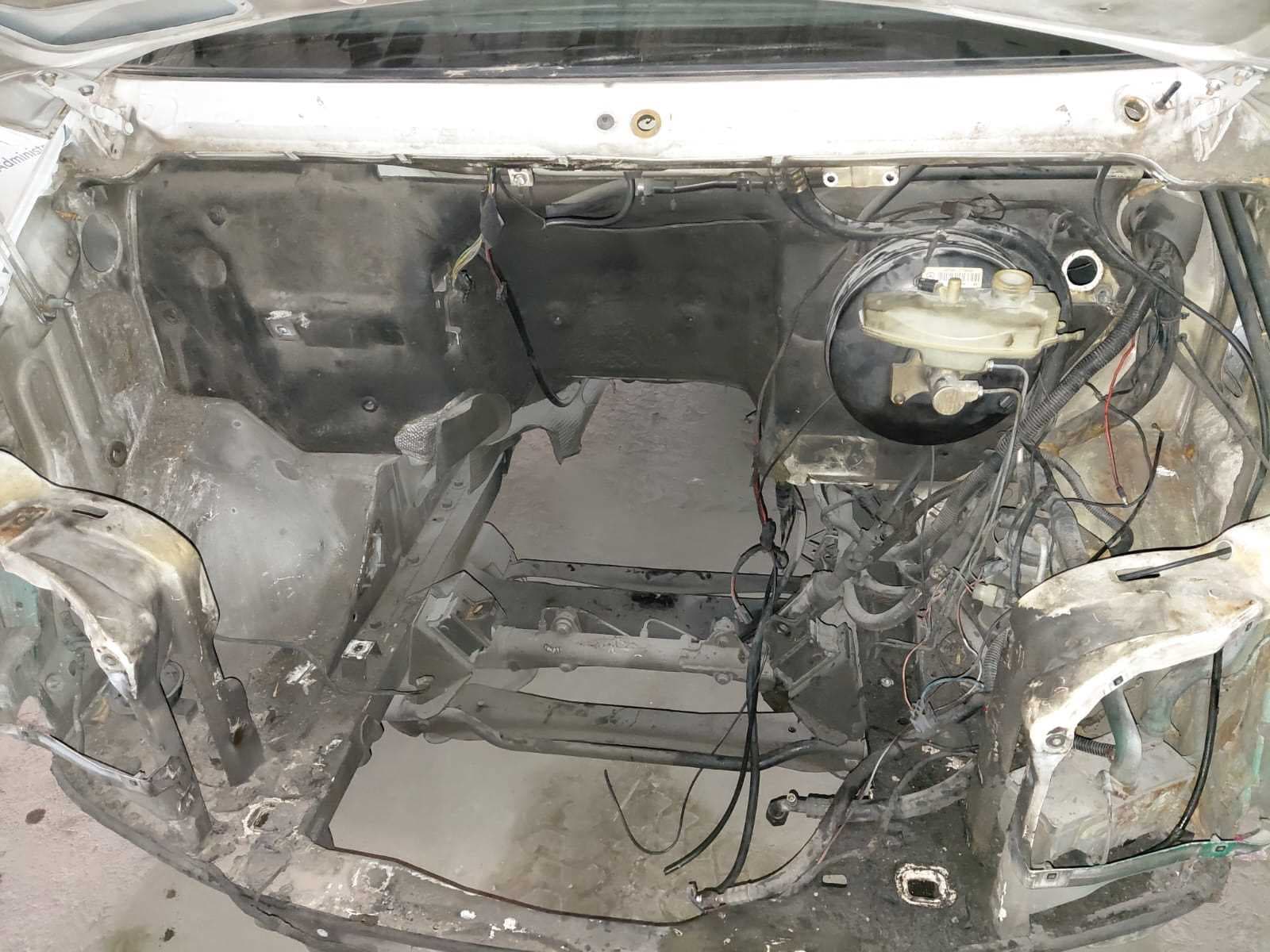 UNA CAMIONETA USADA, SIN FUNCIONAR, MACA MERCEDES BENZ, MODELO SPRINTER 313 CDI/F 3550, BLOCK DE MOTOR NRO. 611.981-70-021475, CHASIS NRO. 8AC9036625A922695, MODELO AÑO 2004, TIPO FURGON, (SEGUN TITULO DE PROPIEDAD TIPO AMBULANCIA). POSEE: UNA PUERTA LATERAL CORREDIZA, DOS PUERTAS TRASERAS BATIENTE Y CUATRO RUEDAS ARMADAS CON CUBIERTAS DE MOVIMIENTO.CON DETERIOROS GENERALES, AVERIAS, DESARMES E INCOMPLETO. DOMINIO ERP068.- DIESEL