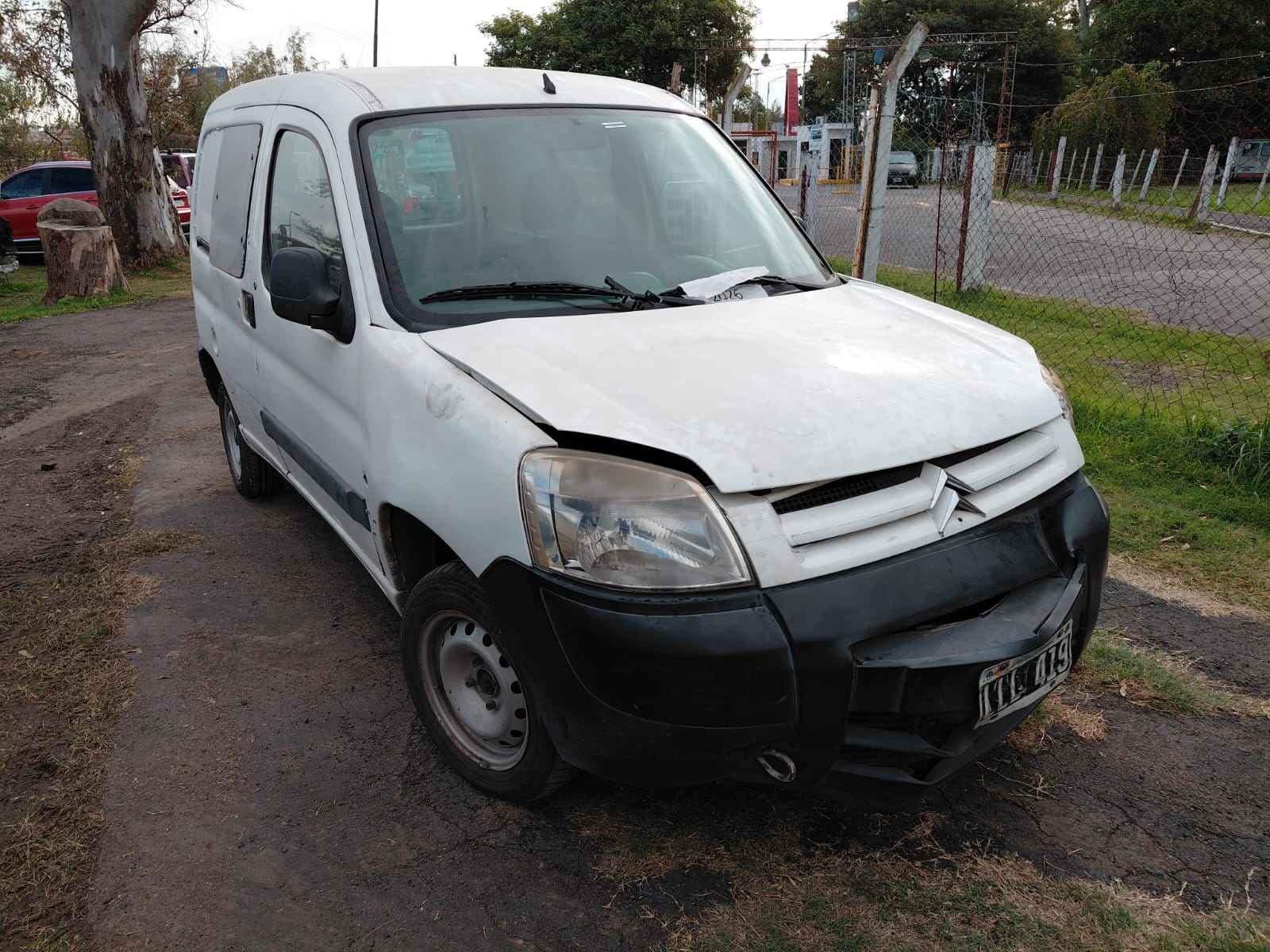 UNA CAMIONETA USADA SIN FUNCIONAR, MARCA CITROEN, MODELO BERLINGO, MOTOR NRO. 10JBED0006861 SIN TAPA DE CILINDROS, CHASIS NRO. 8BCGC9HJCDG508975, TIPO FURGON 1.6I HDI FULL, MODELO AÑO 2012. POSEE: RADIADOR ROTO, SERVO FRENO INCOMPLETO, TABLERO DE INSTRUMENTOS, CALEFACTOR, RADIO CON CD, EQUIPO DE AIRE ACONDICIONADO, UNA PUERTA LATERAL CORREDIZA, DOS PUERTAS TRASERAS BATIENTES, CAJA DE VELOCIDADES, DIFERENCIAL, DIRECCION Y CUATRO RUEDAS ARMADAS CON CUBIERTAS DE MOVIMIENTO. CON DETERIOROS GENERALES, GRAVES AVERIAS DE CHOQUE, DESARMES E INCOMPLETO.- DOMINIO LLL419. DIESEL