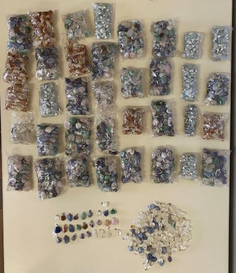 49 KILOGRAMOS APROX. DE ARTESANÍAS, DIJES Y LLAVEROS COMPUESTOS POR PIEDRAS “SEMIPRECIOSAS” EN DIVERSOS TAMAÑOS, COLORES Y FORMATOS- SE VENDEN EN EL ESTADO EN QUE SE ENCUENTRAN Y EXHIBEN. 20082GSM000022