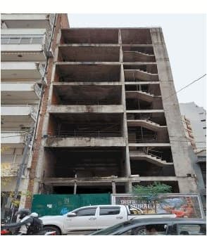 Av. Tte. Gral. Donato Alvarez 2181 - C.A.B.A. Se trata de un terreno urbano el cual cuenta con una estructura completa de hormigón armado destinada a un edificio comercial de oficinas. El proyecto se desarrolla en subsuelo, planta baja, seis pisos superiores y terraza accesible. Medidas y orientación: con frente al SO sobre Av. Tte. Gral. Donato Álvarez de 8,66 m; sobre LDP al NO 25,80 m. lindando con parte de las parcelas 11 y 15; sobre el contrafrente de 11,53 m. al E lindando con parte de la parcela 11, por último, cerrando el polígono sobre LDP 18,92 m. con orientación SE lindando con parte de la parcela 17. Sup. total: 199,23 m². Sup. a Construir: 1.162,45m2 Sup. Libre: 39,93m2