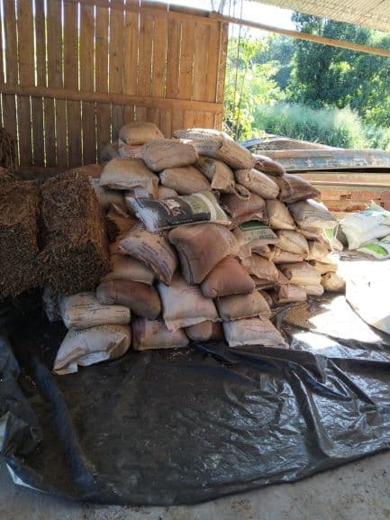 7360 KG APROX. GRANOS DE POROTO DE SOJA, ACONDICIONADOS EN 168 BOLSAS DE DISTINTOS TAMAÑOS. EN LAS CONDICIONES DE ALMACENAMIENTO QUE SE ENCUENTREN. NO APTOS PARA CONSUMO HUMANO. SOLO APTOS PARA UTILIZAR COMO GRANO-INSUMO EN LA FABRICACIÓN DE ALIMENTOS BALANCEADOS PARA USO VACUNO, AVÍCOLA, PORCINO, OVINO, ETC. SE VENDEN EN EL ESTADO EN QUE SE ENCUENTRAN Y EXHIBEN. 26086GSM000090