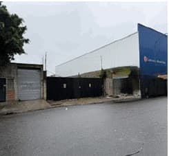 Ubicado en calle Troxler 3245 y consiste en un lote de terreno regular en manzana típica, de 30 m de frente por 60 de fondo, de relieve plano, con orientación SE-NO. Con una construcción despreciable a los efectos de la valuación. Al frente se encuentra cercado con un portón de chapa y un sector de muro con el pilar del servicio eléctrico. Al interior presenta terreno natural libre de mejoras. El inmueble cuenta con todos los servicios urbanos de infraestructura. Lotes colindantes con galpones y depósitos. Superficie: 1784 m2. Circunscripción: 01, Sección: 052, Manzana: 103, Parcela: 013